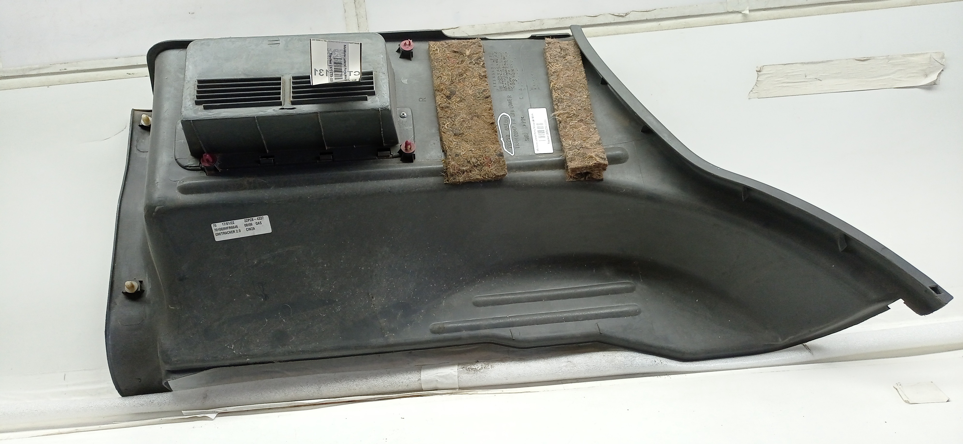 Moldura Lateral Porta Malas LD GM Tracker 2009 1