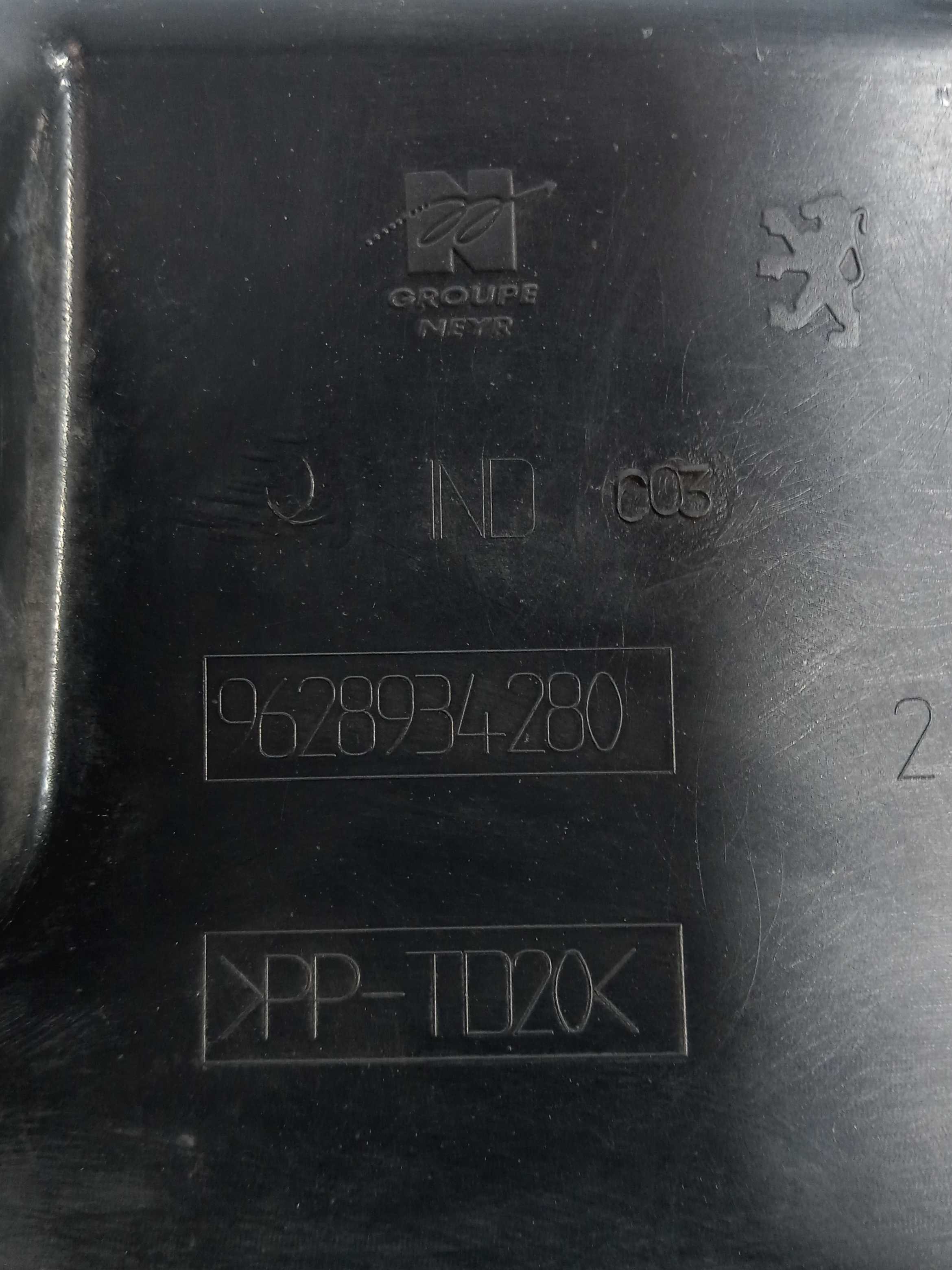Grade Superior Parachoque 206 Peugeot 1.4 2004 Com Detalhe Preto 1