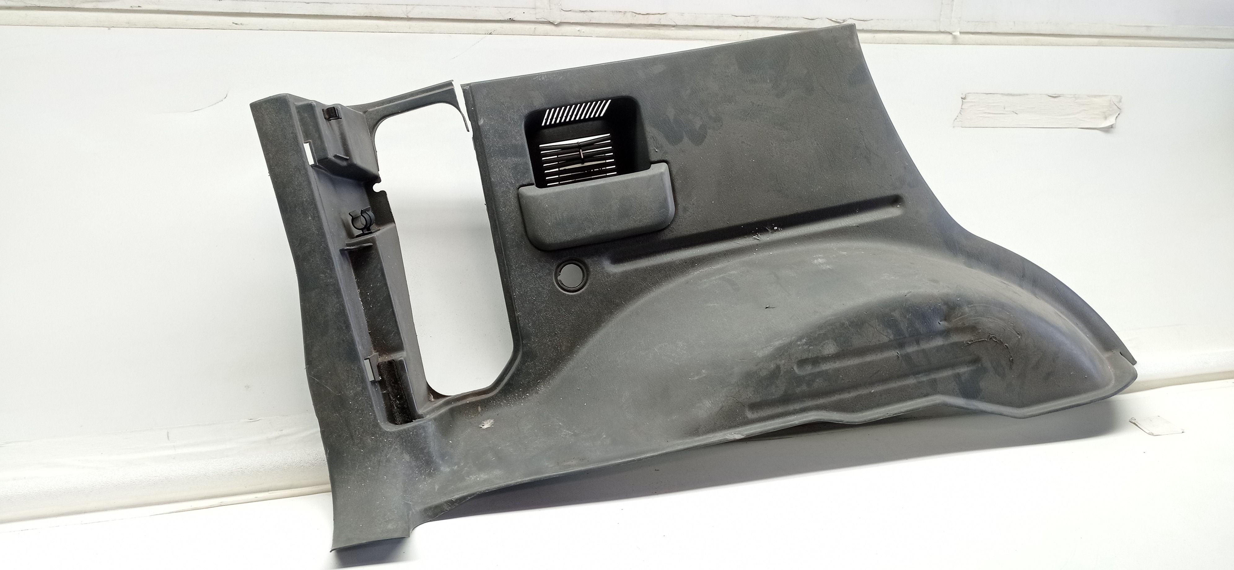 Moldura Lateral Porta Malas LE GM Tracker 2009 3