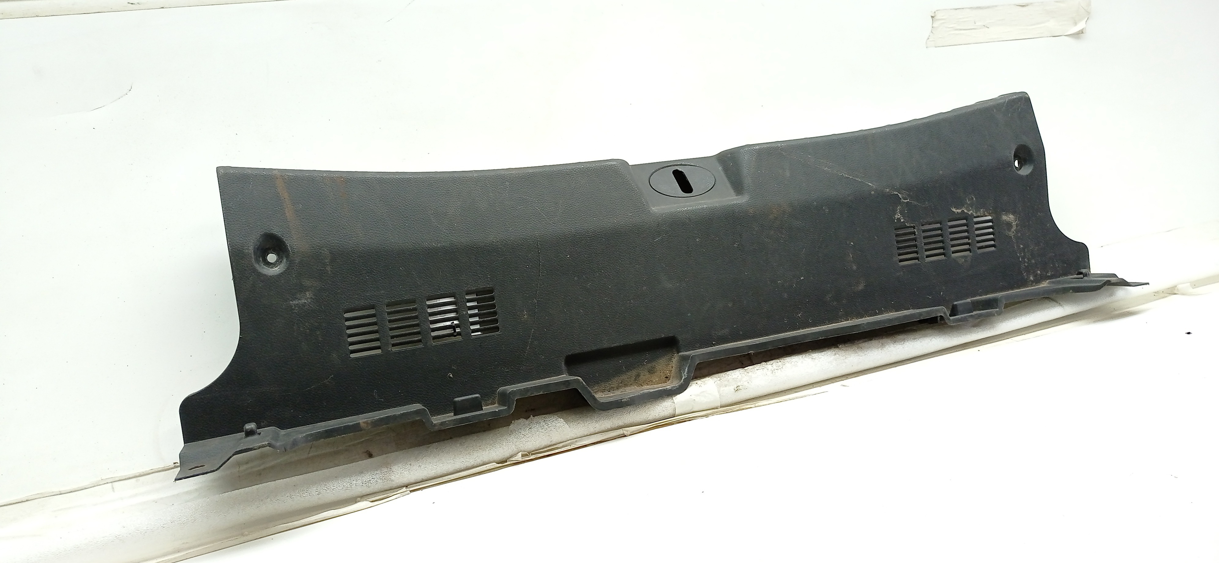 ACABAMENTO INFERIOR PORTA MALAS HYUNDAI AZERA 2013 3