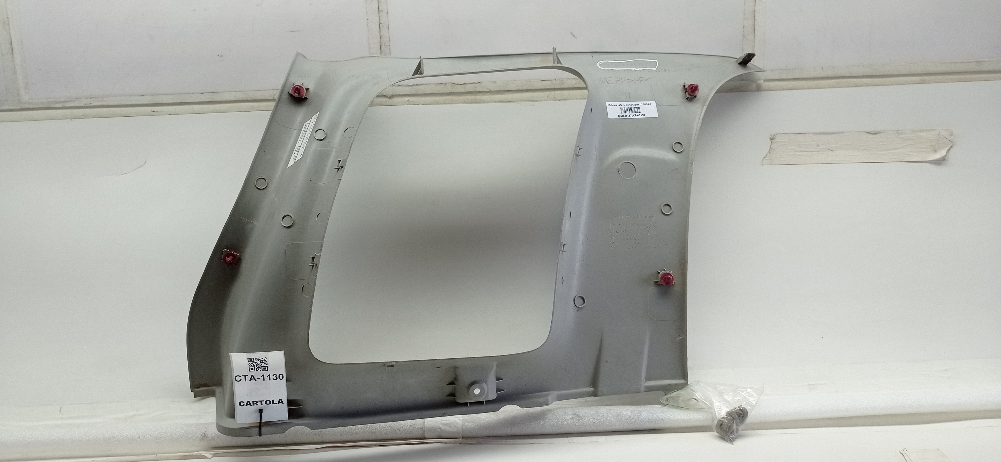 Moldura Vidro Porta Malas LD GM Tracker 2009 2