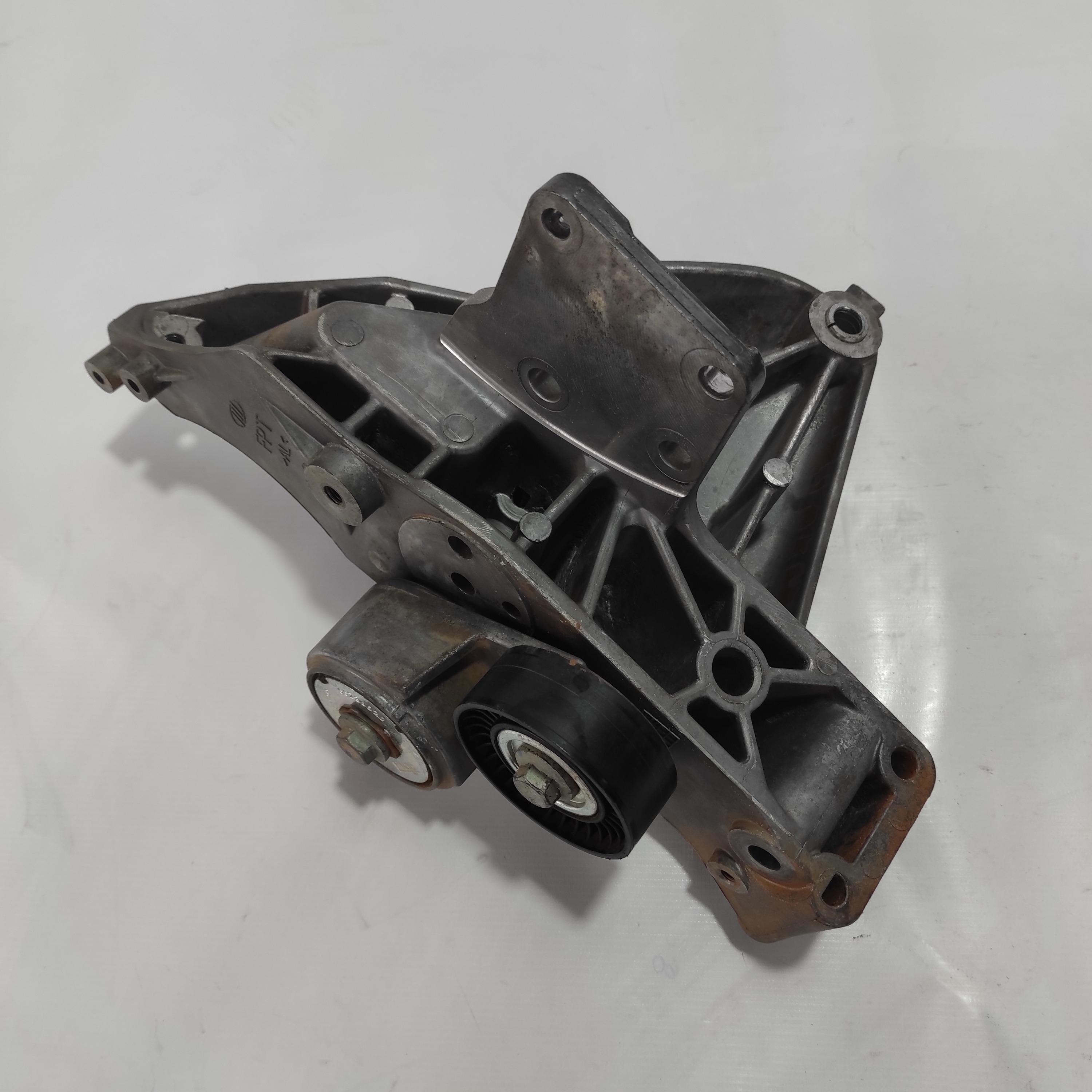 Suporte compressor ar condicionado Mobi like 55255796 2
