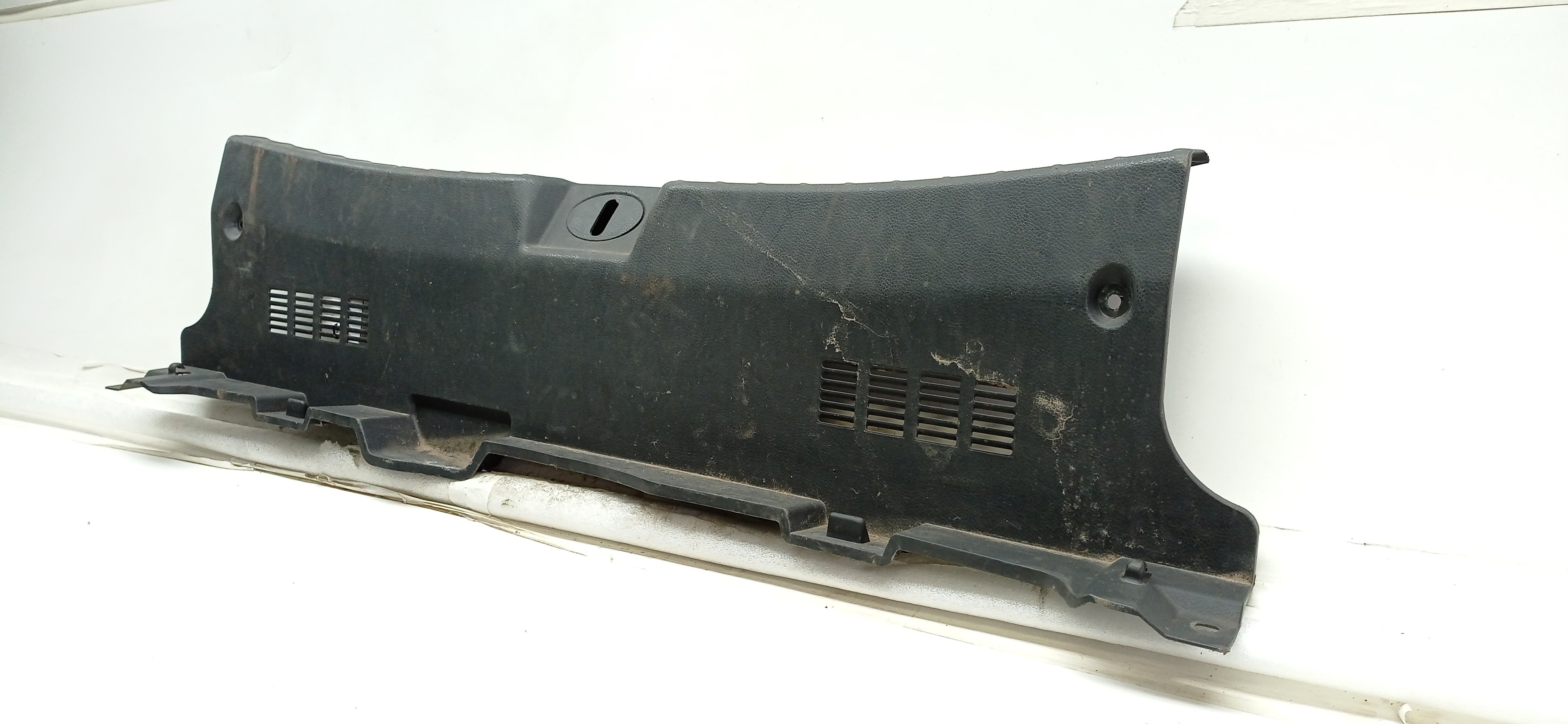 ACABAMENTO INFERIOR PORTA MALAS HYUNDAI AZERA 2013 4