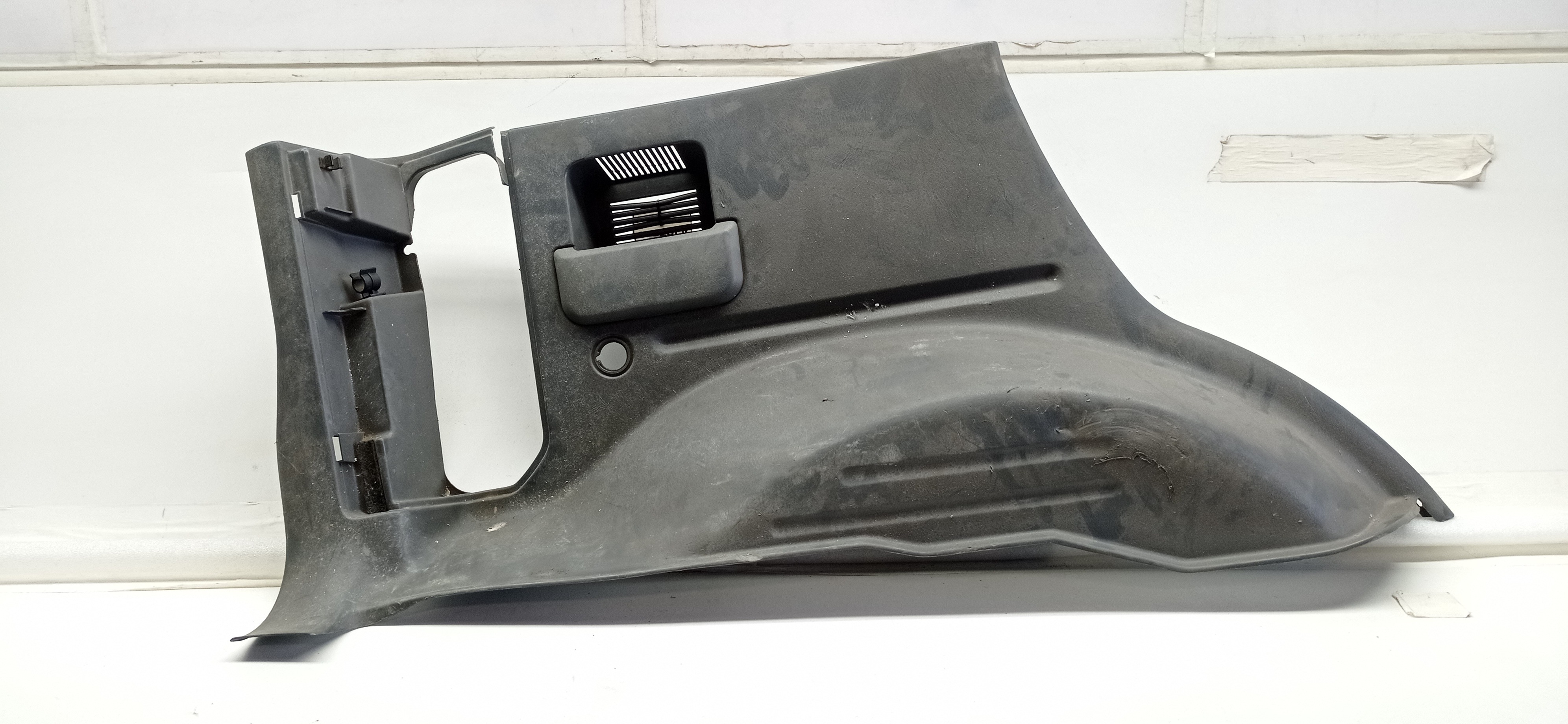 Moldura Lateral Porta Malas LE GM Tracker 2009 1