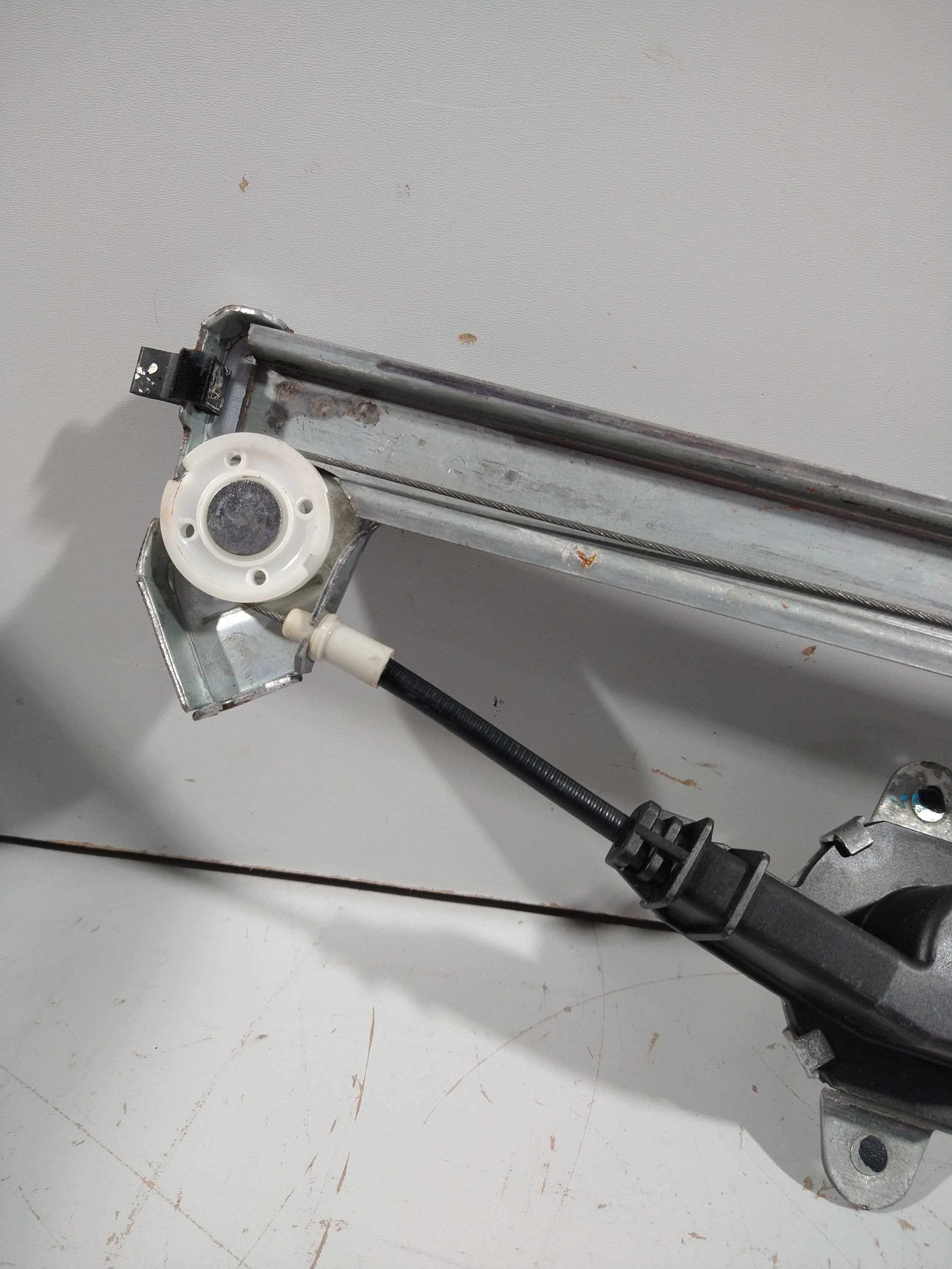 Maquina Vidro Manual Traseira L/e Uno Vivace/attractive 6