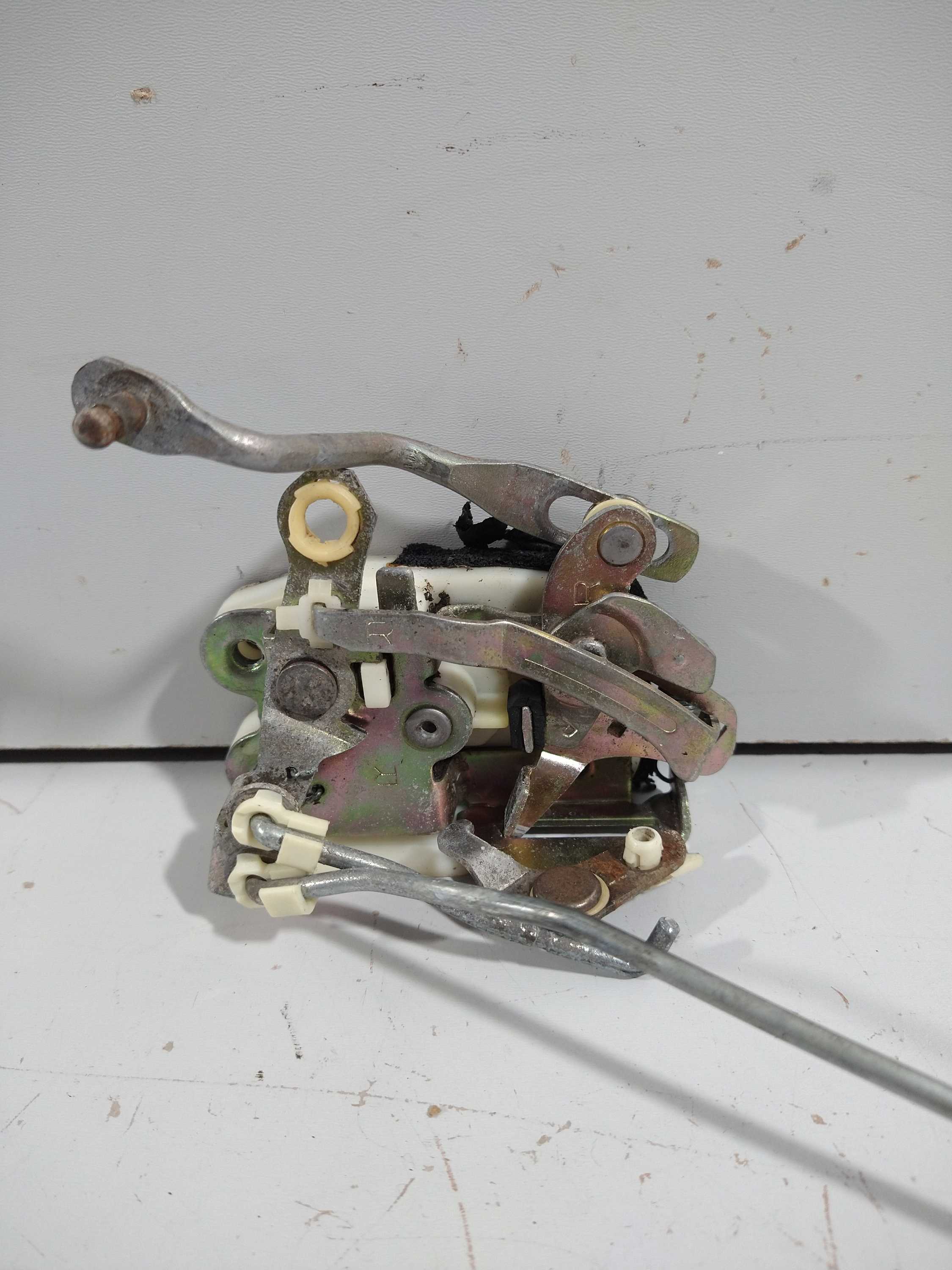 Fechadura Manual Porta Dianteira L/d Hyundai H100 1997 Usado