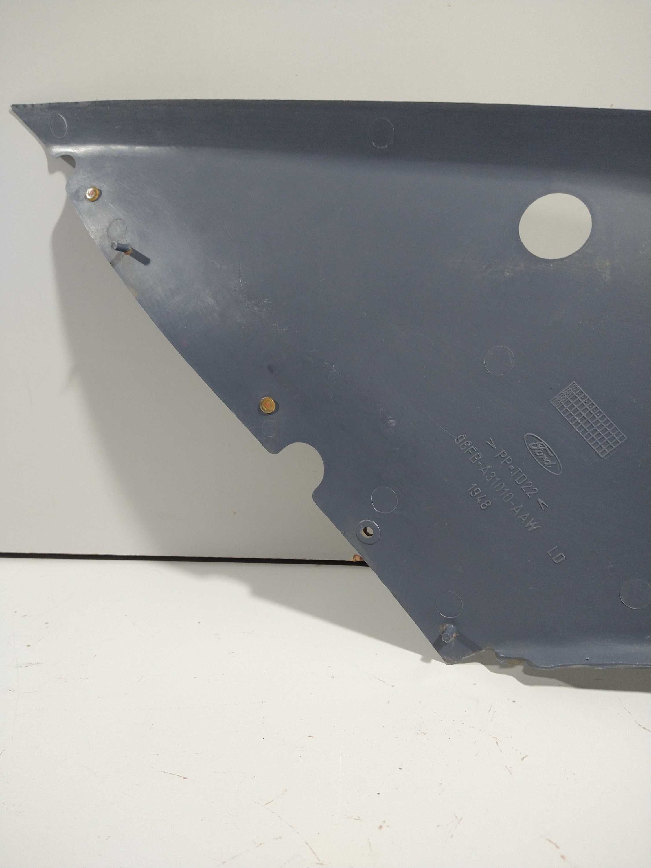 Acabamento Coluna Traseira Direita Do Ford Fiesta 97 Usado 7