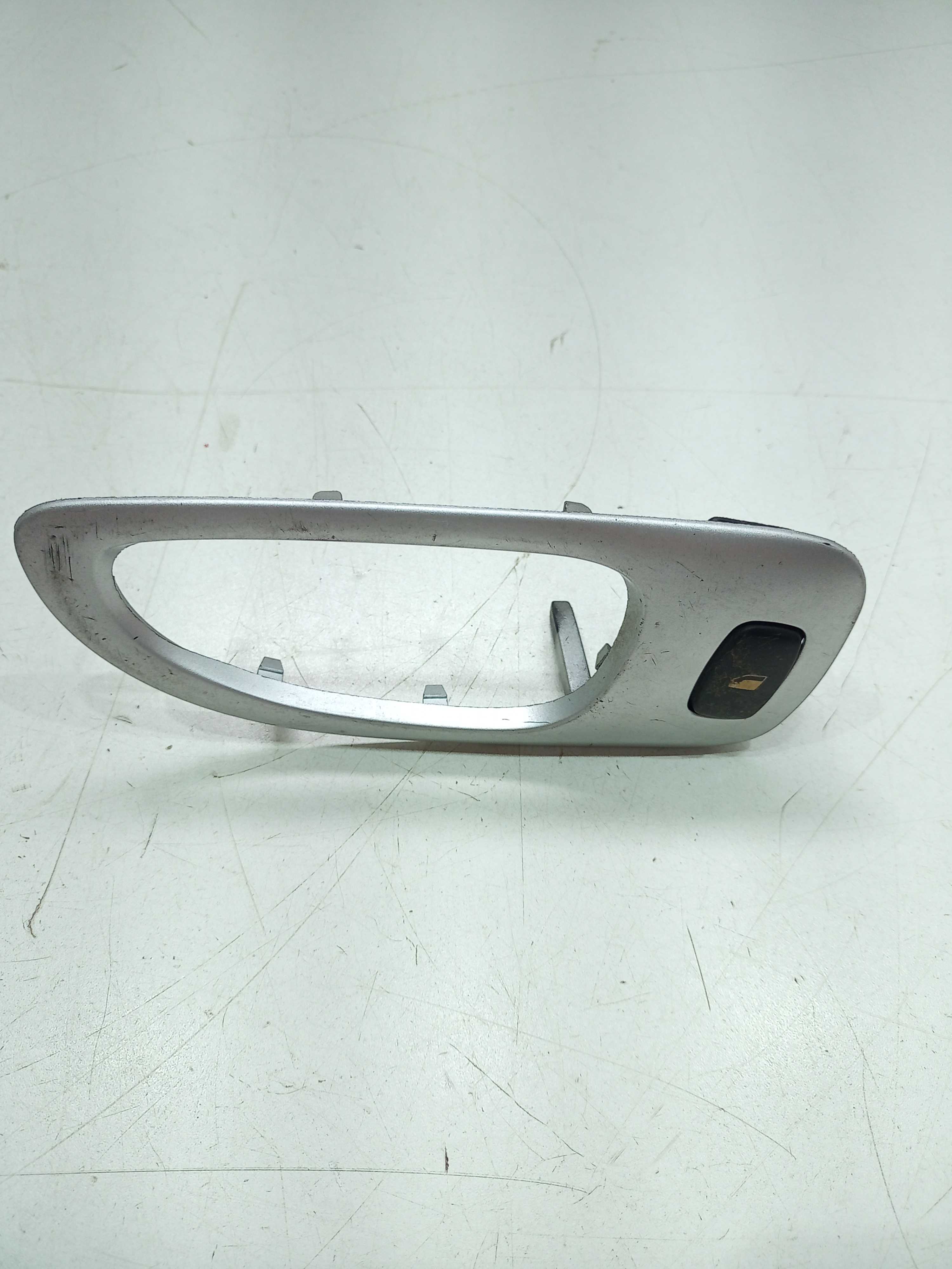 Moldura Com Botão Vidro Traseiro Esquerdo Peugeot 307 1