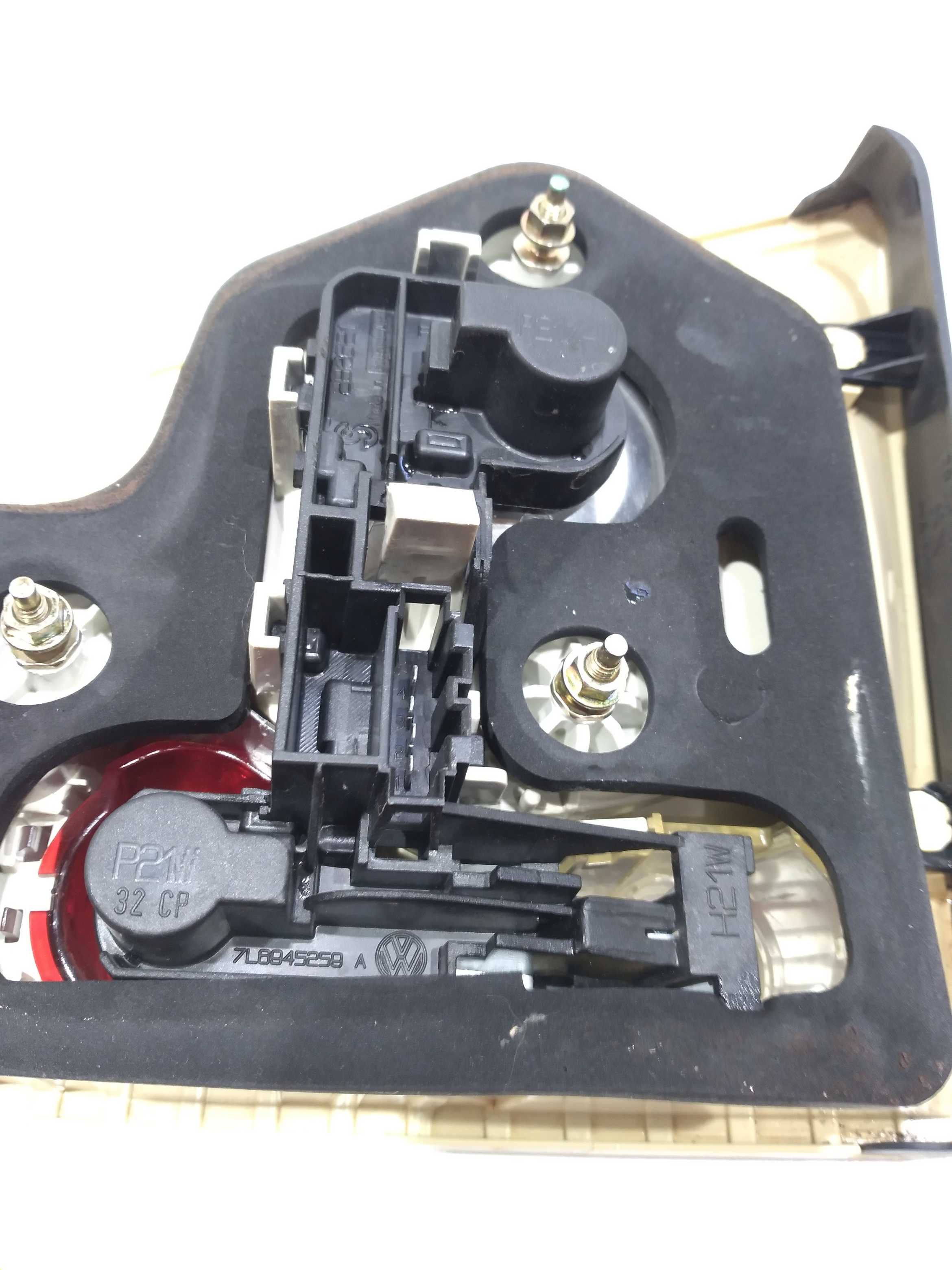 Lanterna Da Tampa Traseira Lado Esq. Vw Touareg 4.2 V8 2005 5