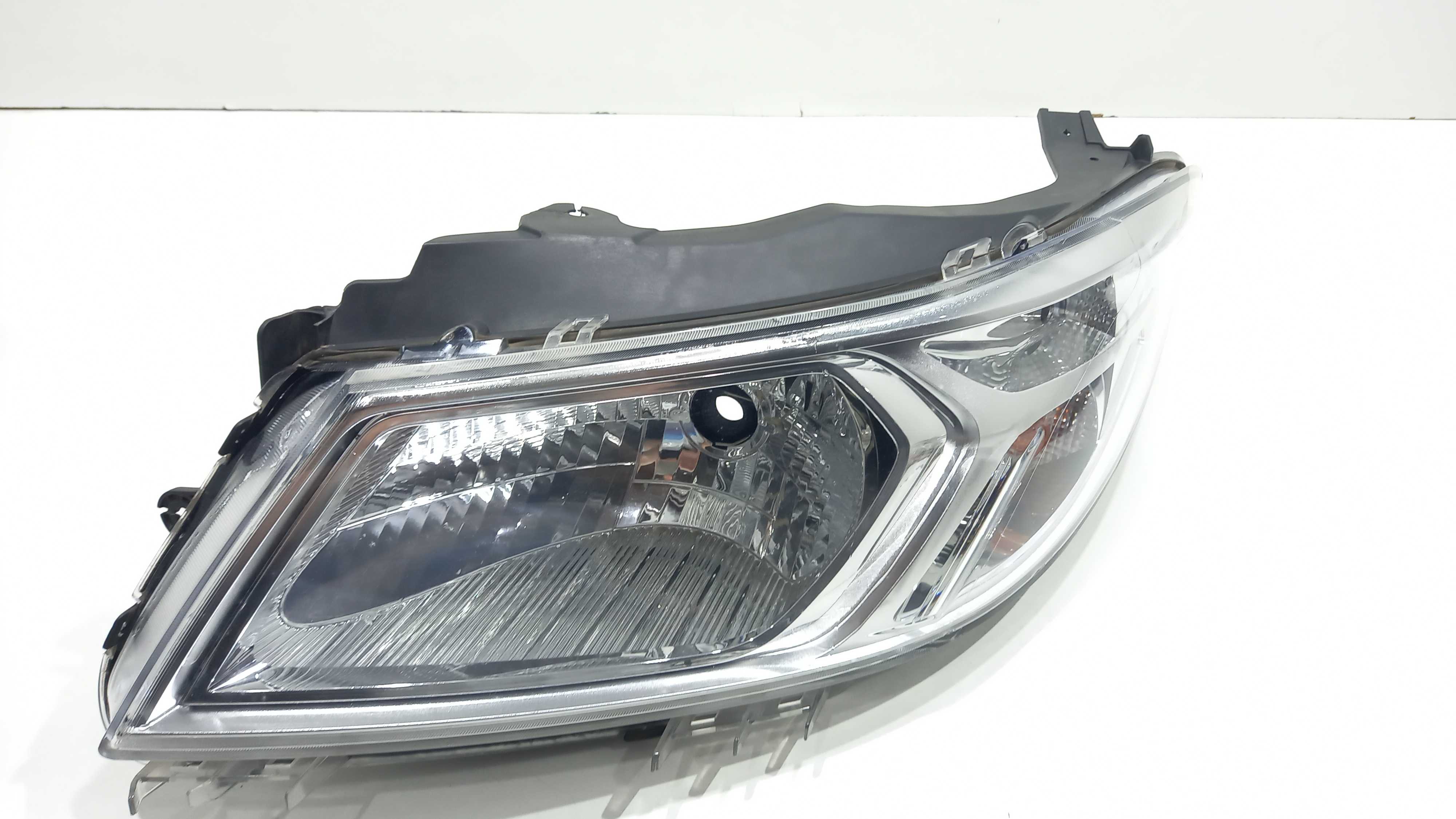 Farol Cromado Esquerdo Gm Onix 2013 – 2016 Original Detalhe 1