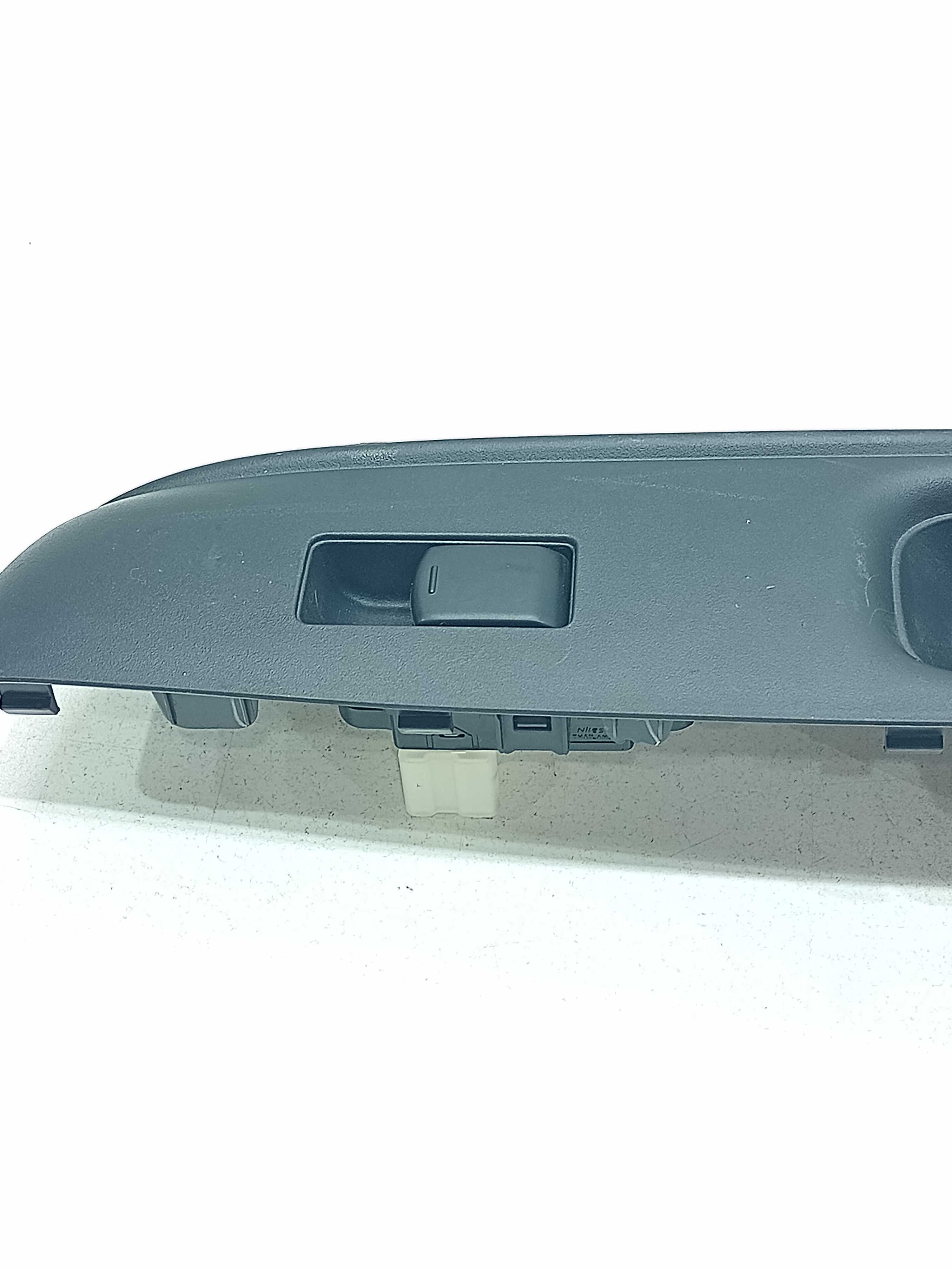 Moldura Botão Vidro Tras Esq Nissan Versa 829619ke0a 5