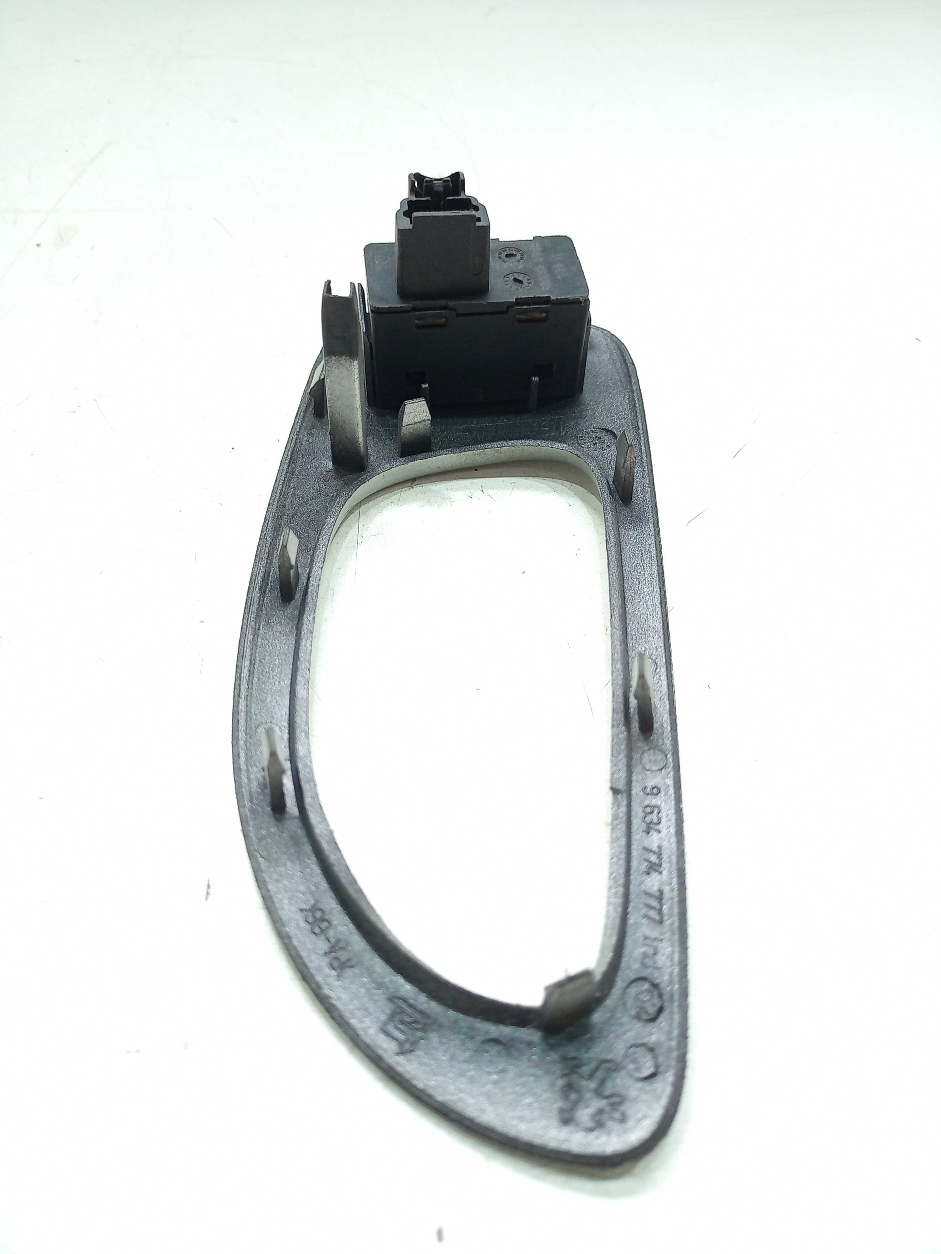 Moldura Com Botão Vidro Traseiro Esquerdo Peugeot 307 4