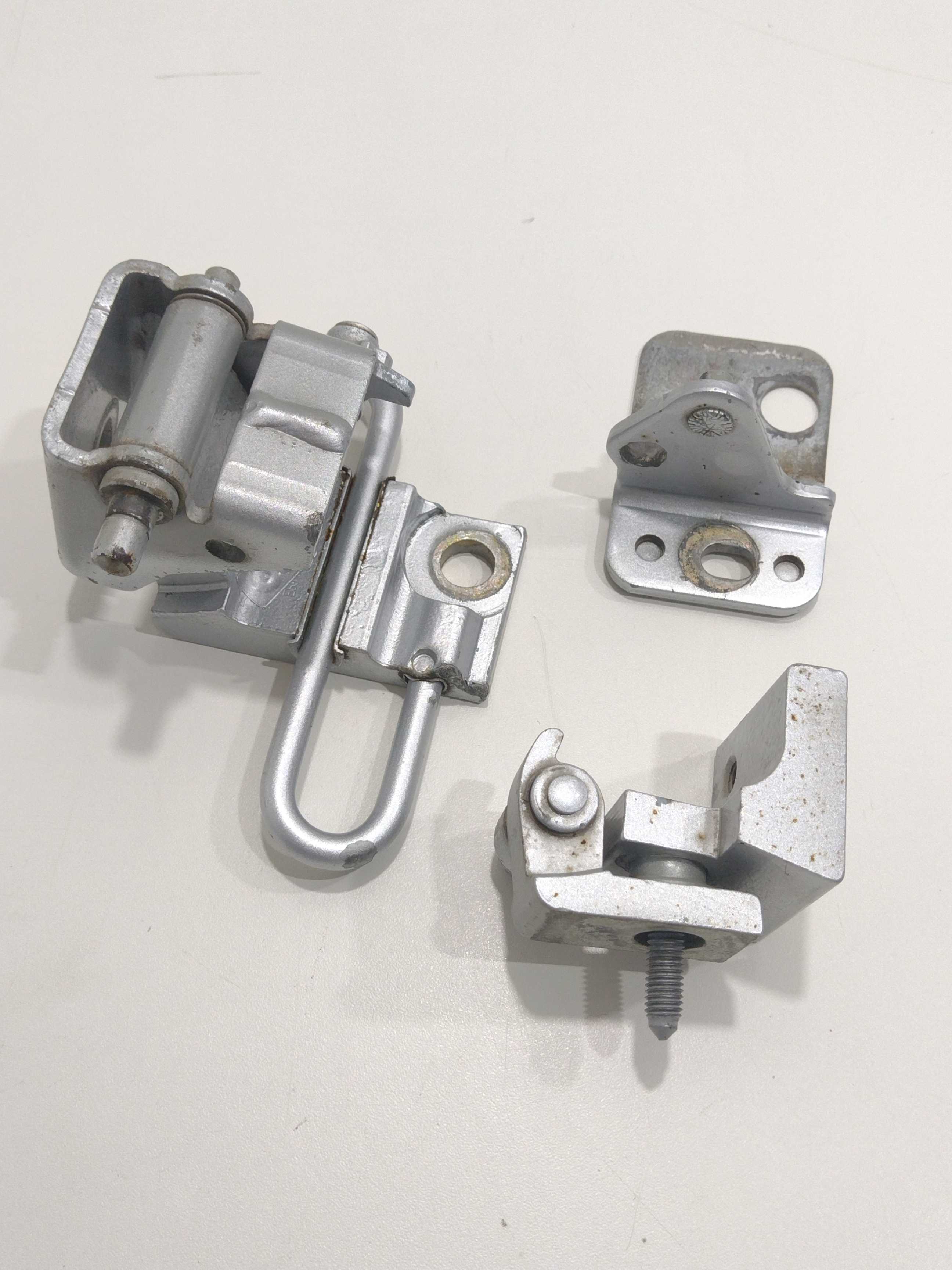 Dobradiça Porta Traseira Esquerda Sup E Inf Touareg 2005 Vw 2