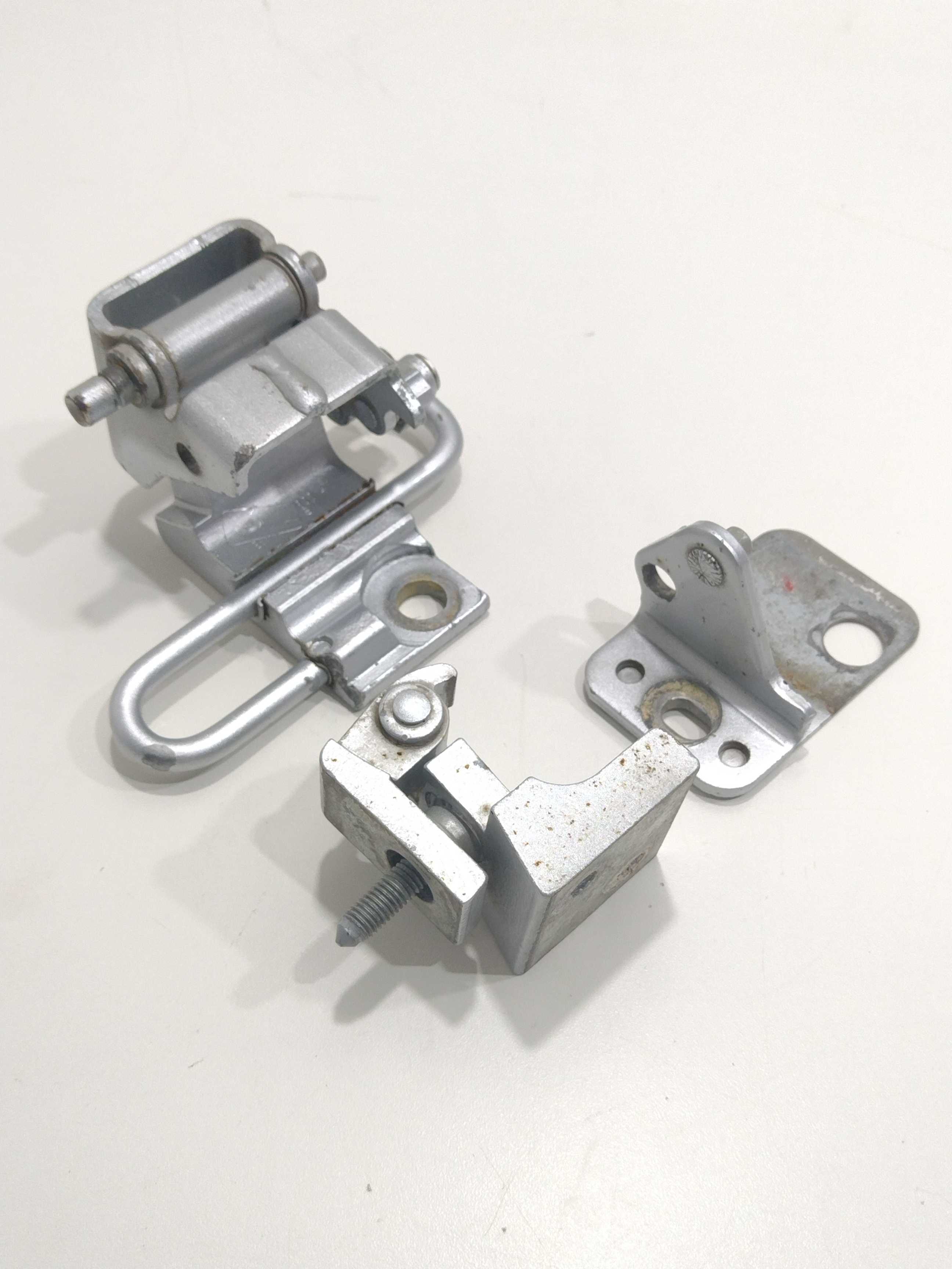 Dobradiça Porta Traseira Esquerda Sup E Inf Touareg 2005 Vw 1
