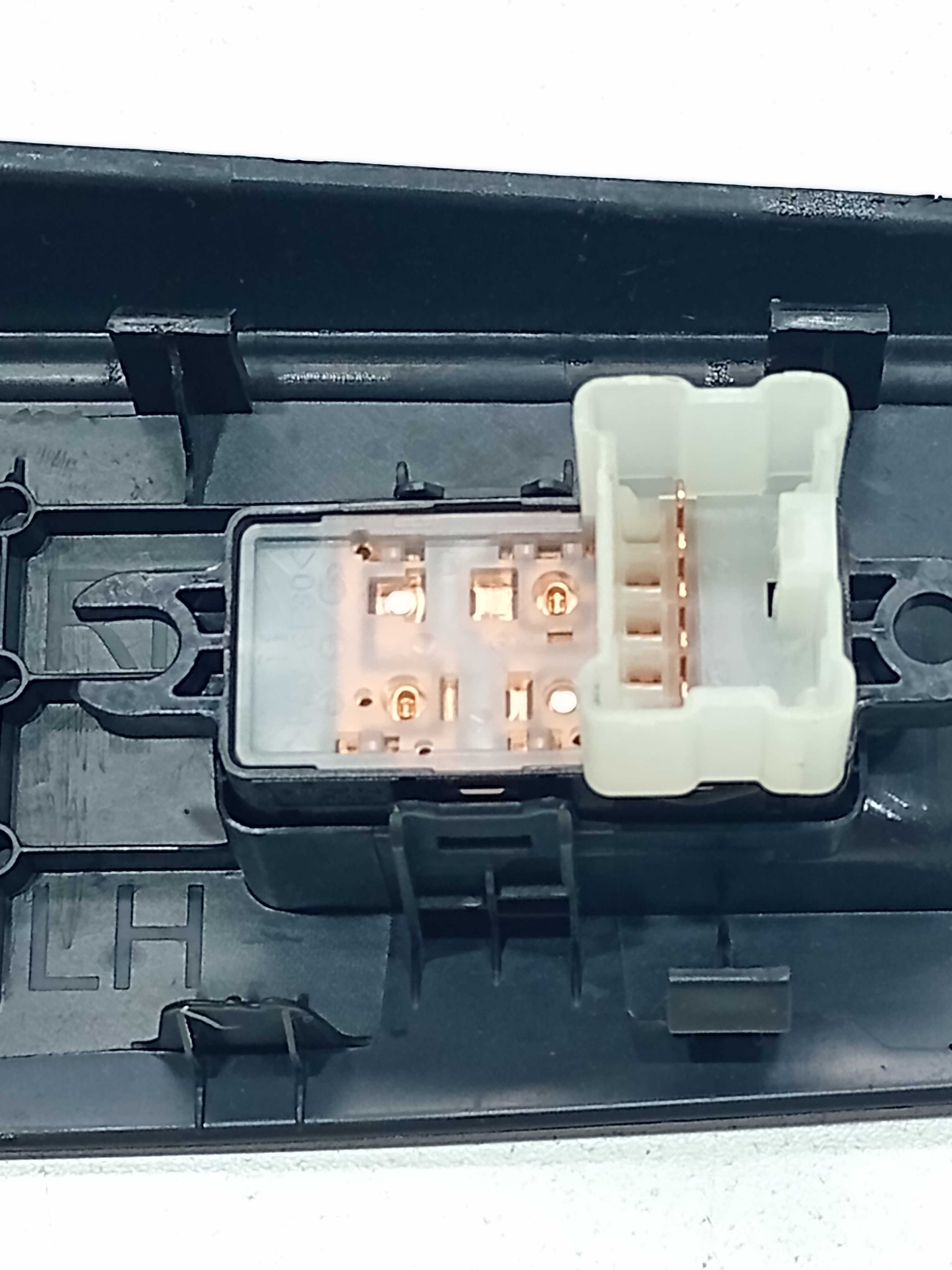 Moldura Botão Vidro Tras Esq Nissan Versa 829619ke0a 4