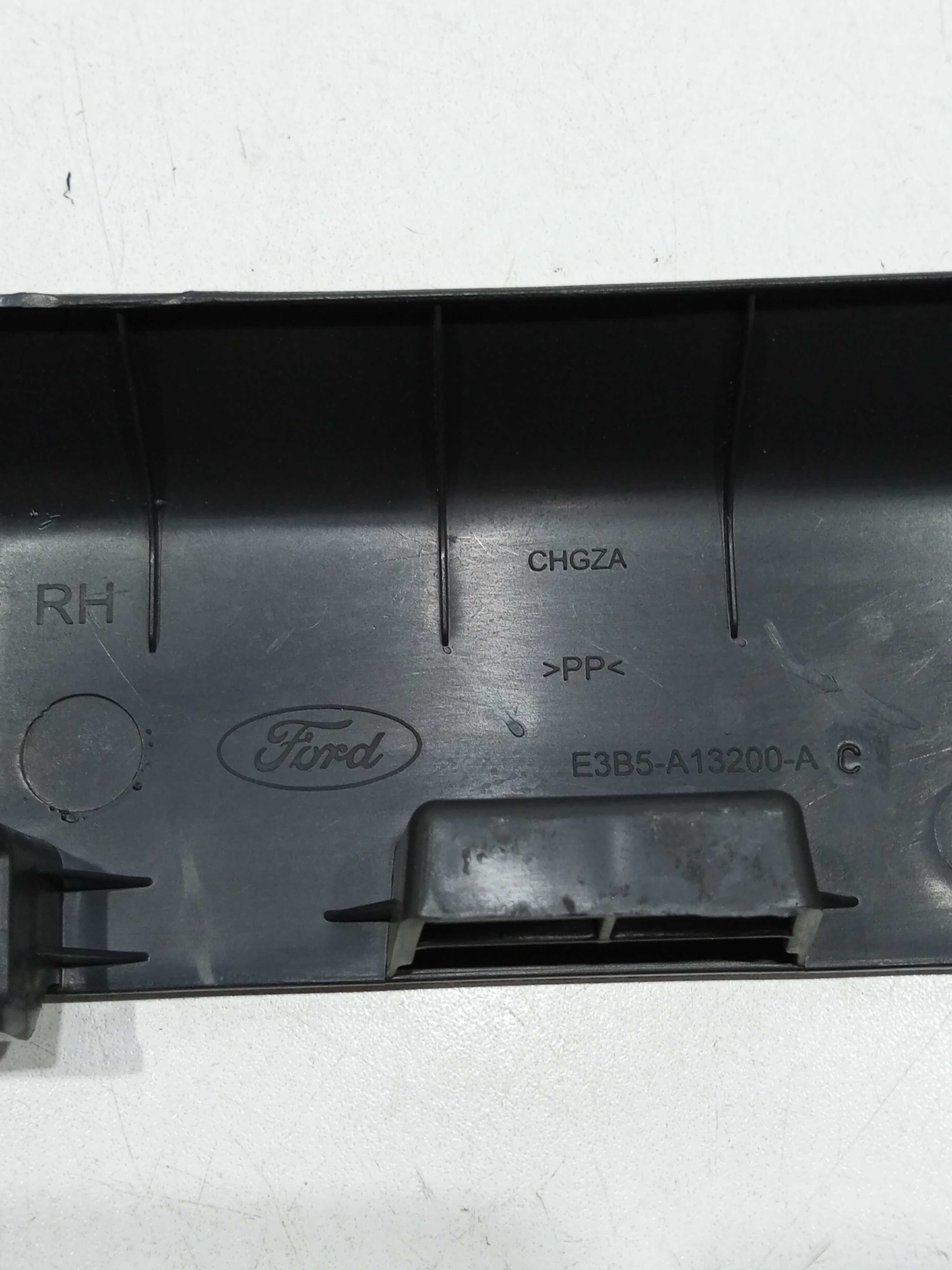 Soleira Porta Dianteira Direita Ford Ka Se 2017 Hatch 3