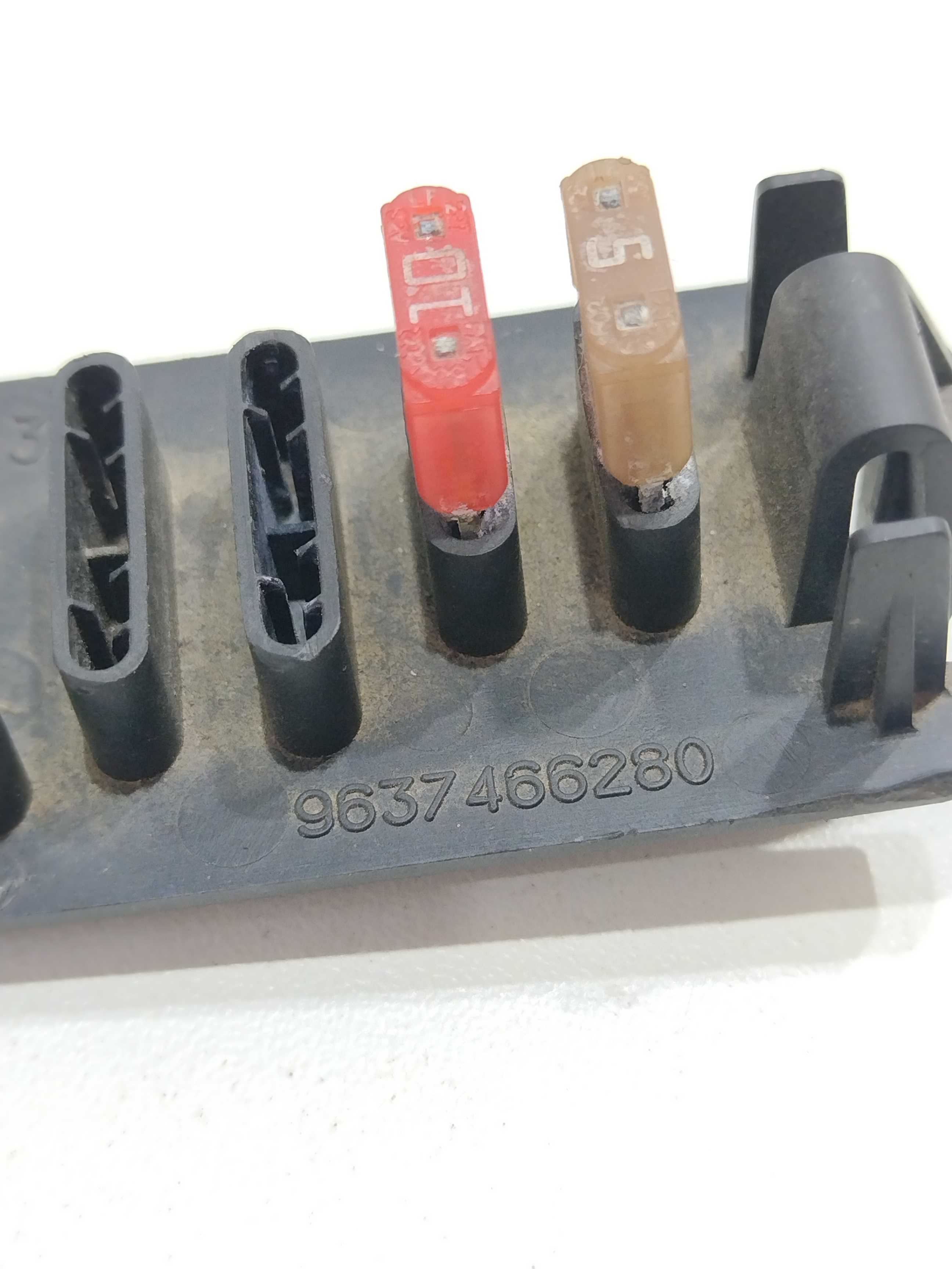 Tampa Fusivel Reserva Interno Citroen C4 2010 Orig Detalhe 4