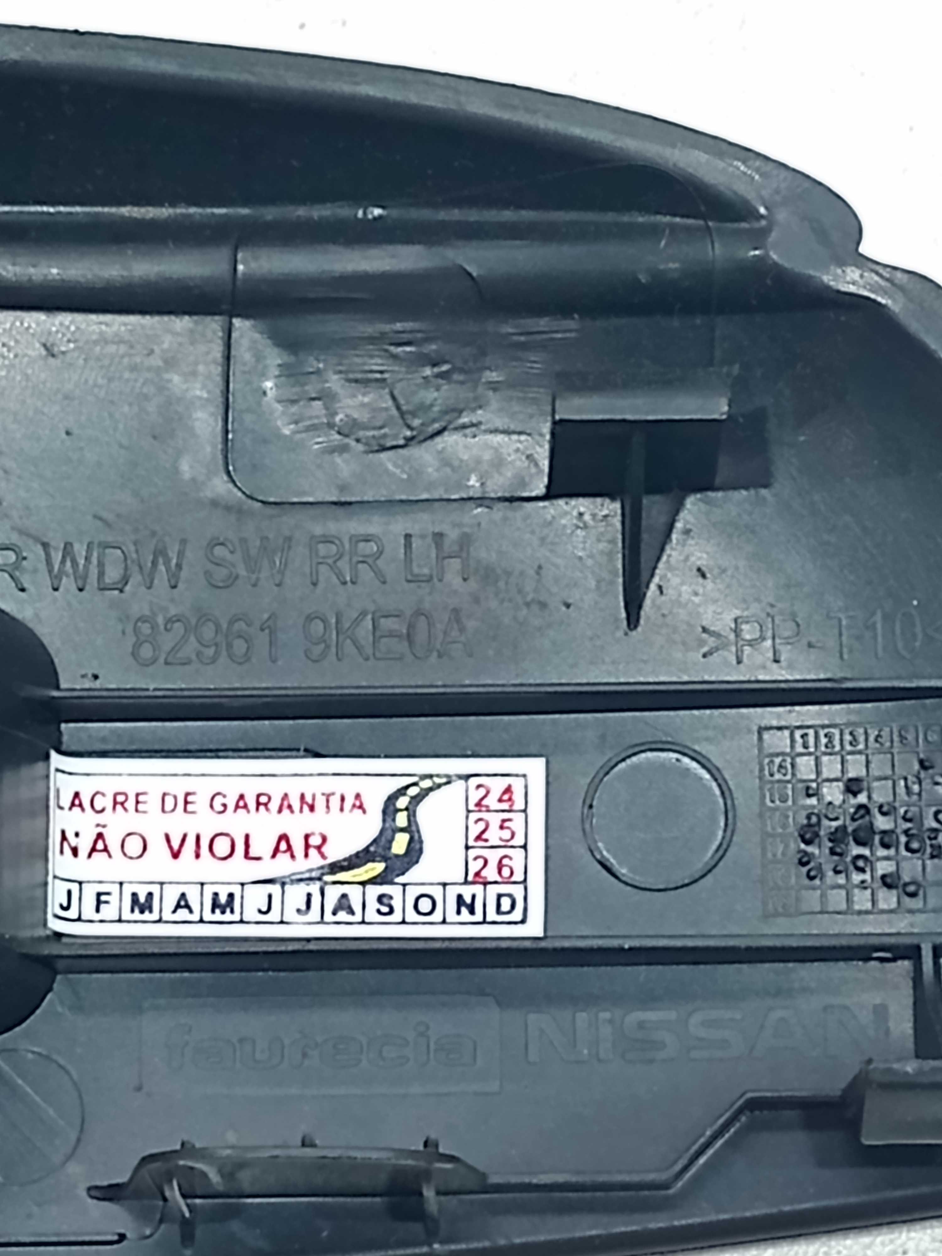 Moldura Botão Vidro Tras Esq Nissan Versa 829619ke0a 2
