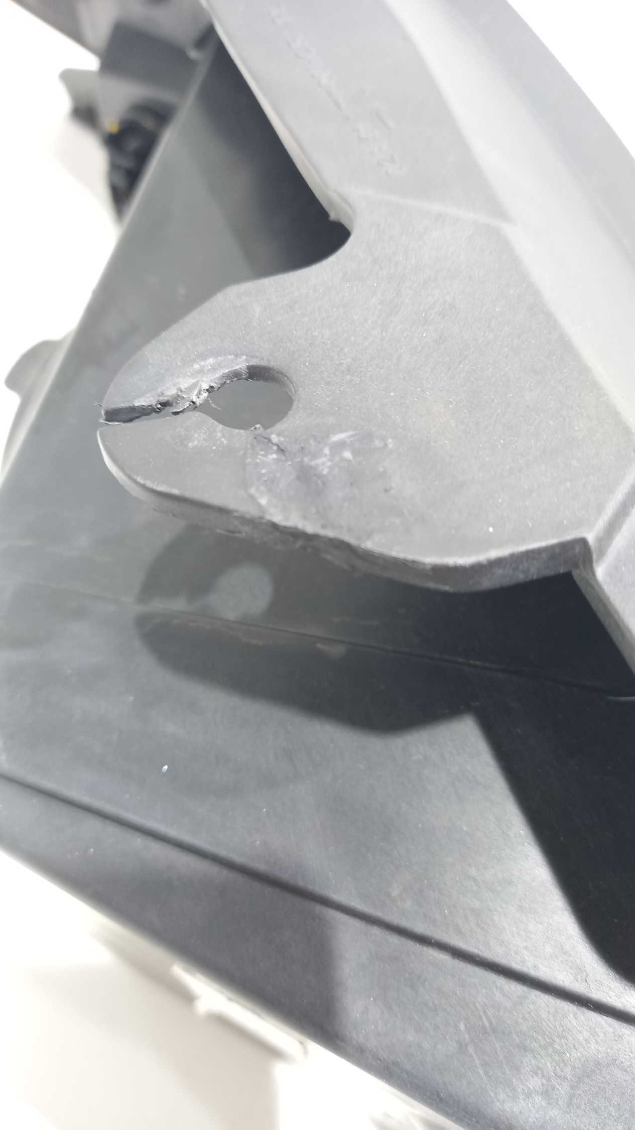 Farol Cromado Esquerdo Gm Onix 2013 – 2016 Original Detalhe 4