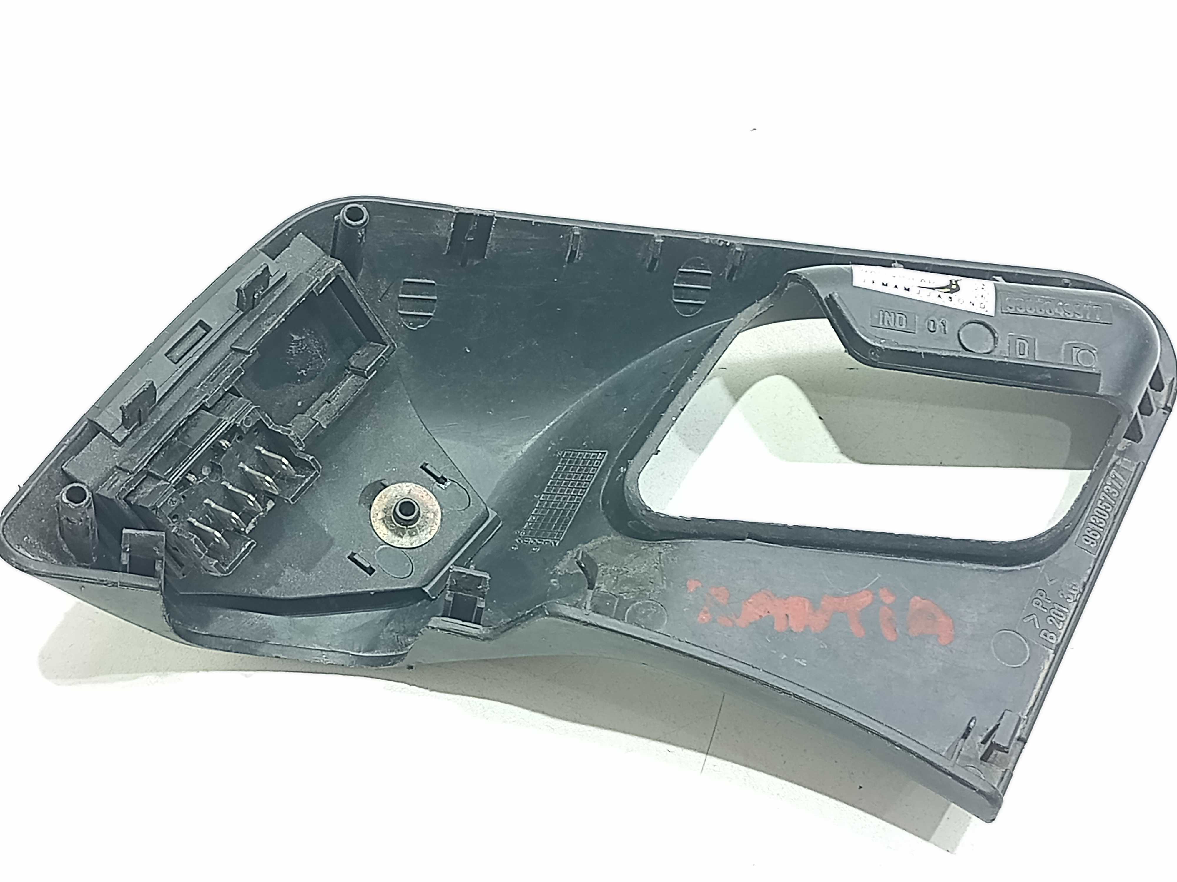 Moldura C/botão Vidro Diant Dir Citroen Xantia 1997 3