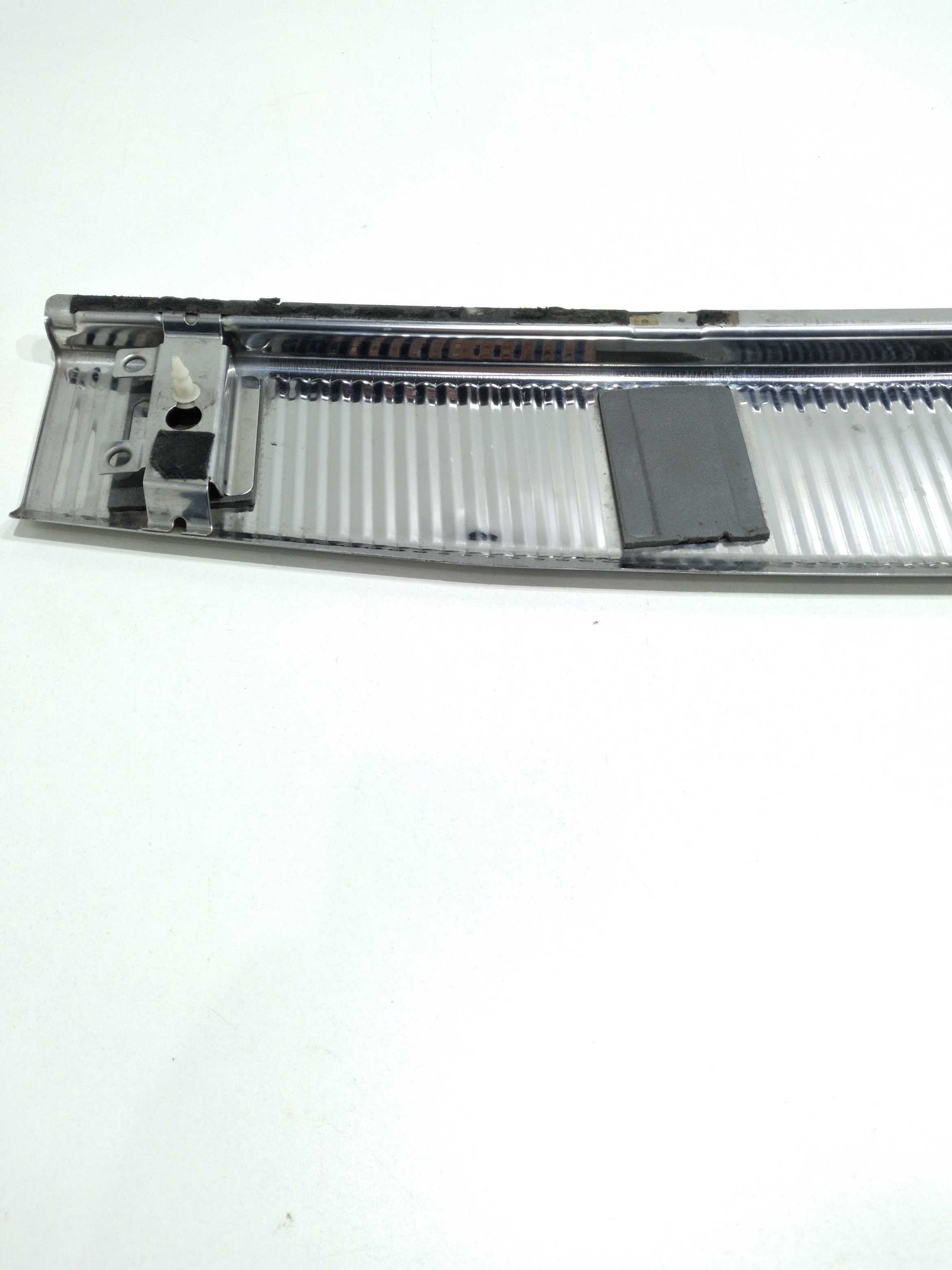 Soleira Porta Malas Vw Touareg 4.2 V8 2005 Detelhe 5