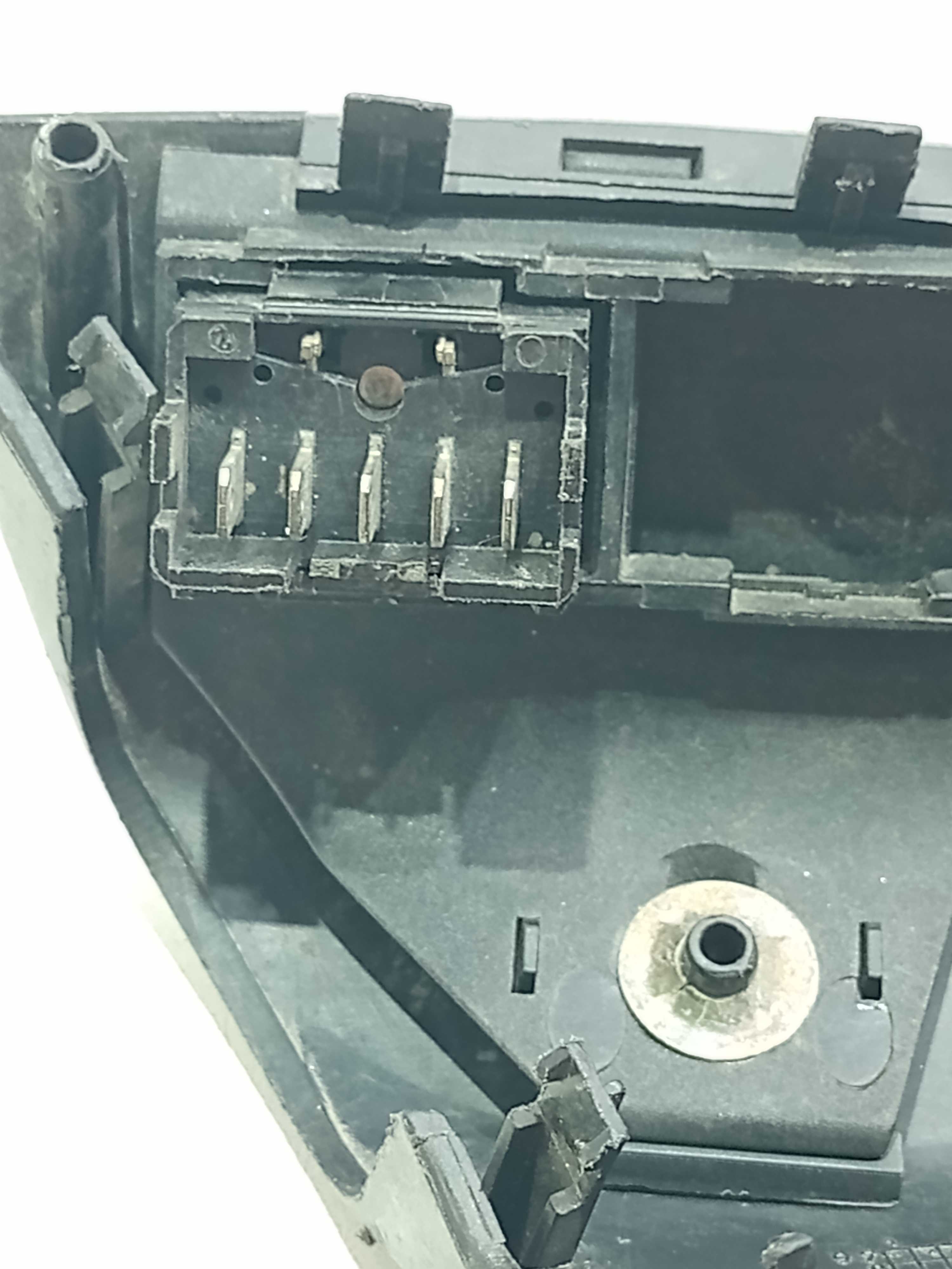 Moldura C/botão Vidro Diant Dir Citroen Xantia 1997 4