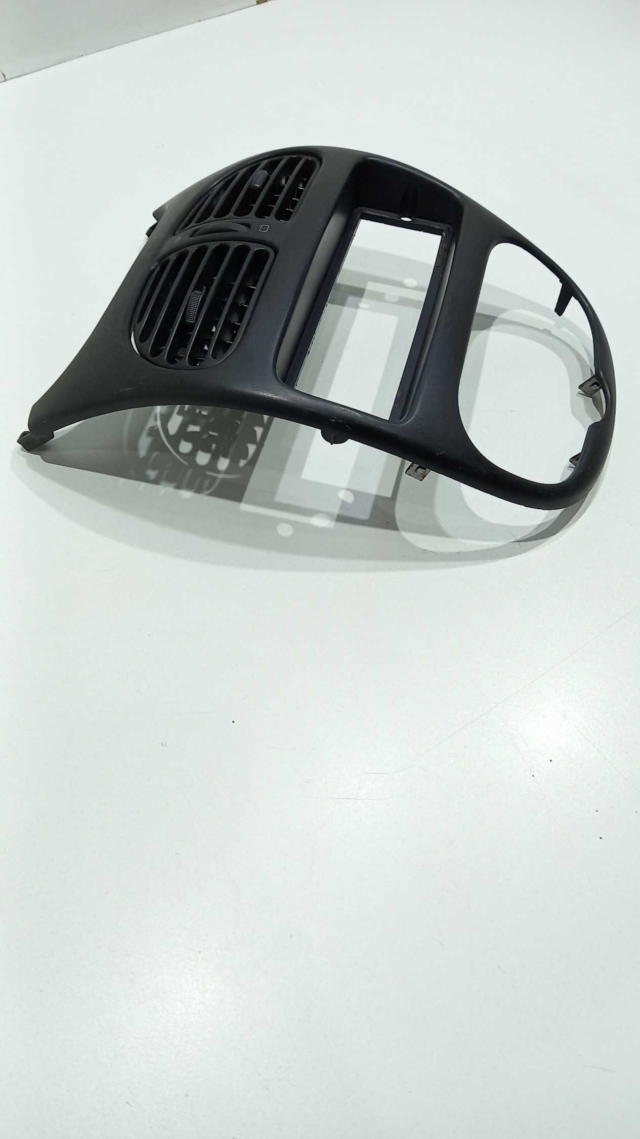 Moldura Do Painel Central  Peugeot 206 2001 Detalhes 2