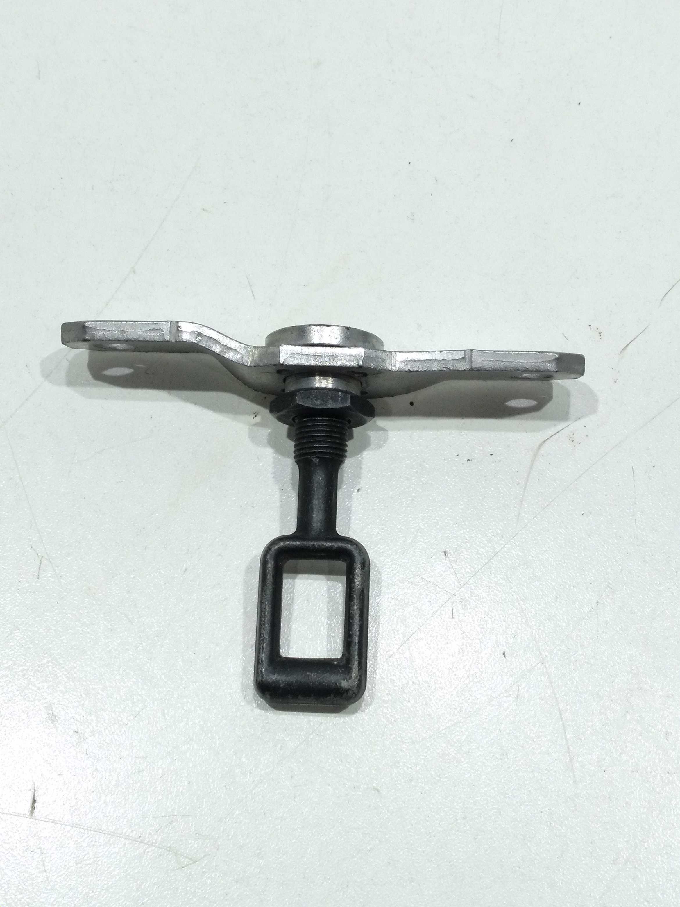 Trava Batente Vidro Traseiro Vw Touareg 4.2 V8 2005 4