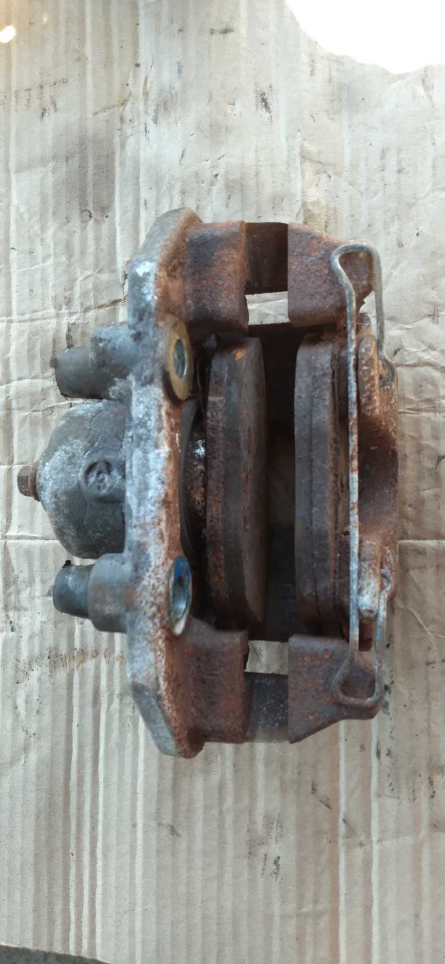 Pinca de freio dianteira esquerda celta corsa 1