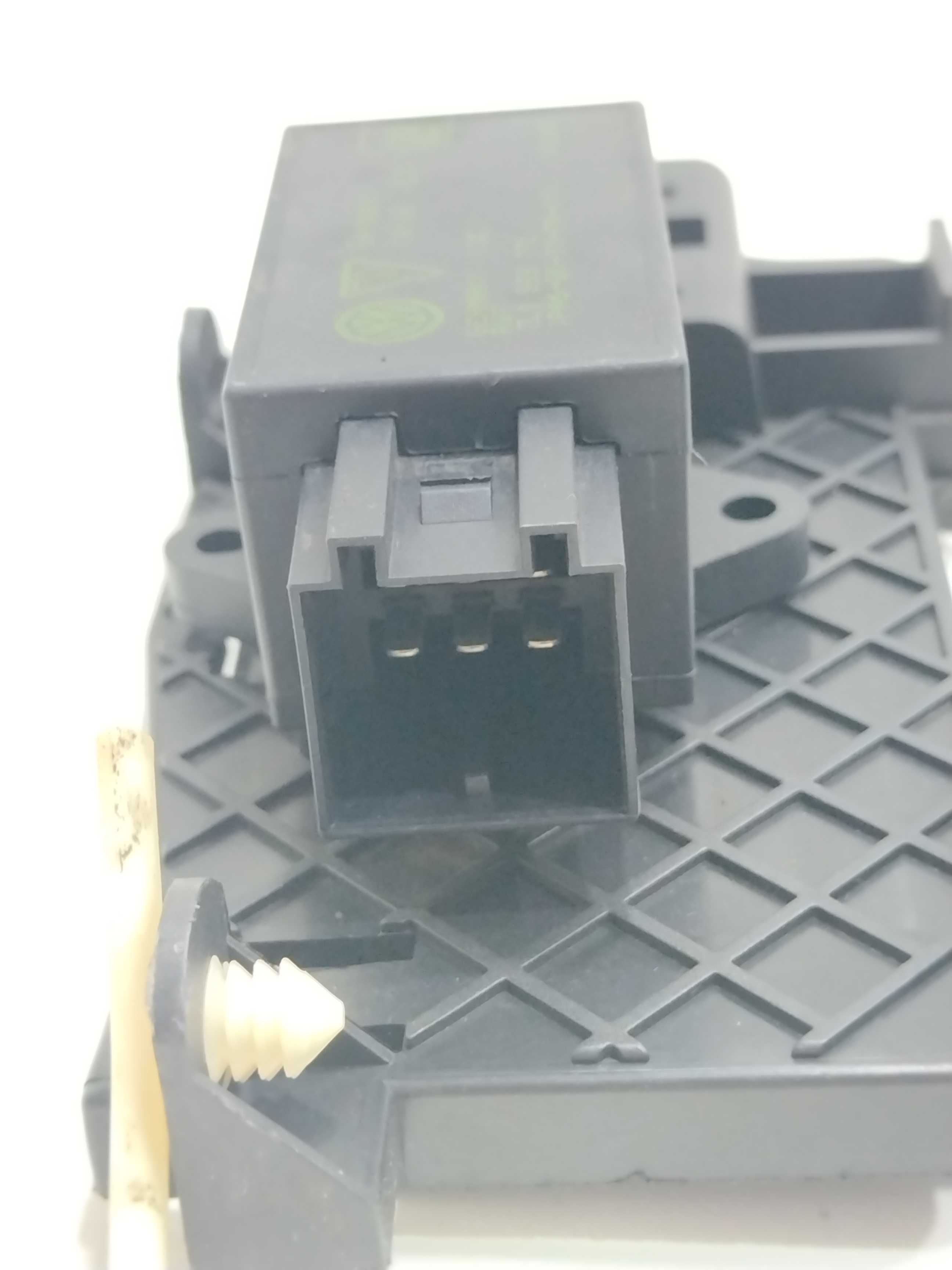 Relé Aquecimento C/ Suporte Banco Diant Esq Touareg 2005 4