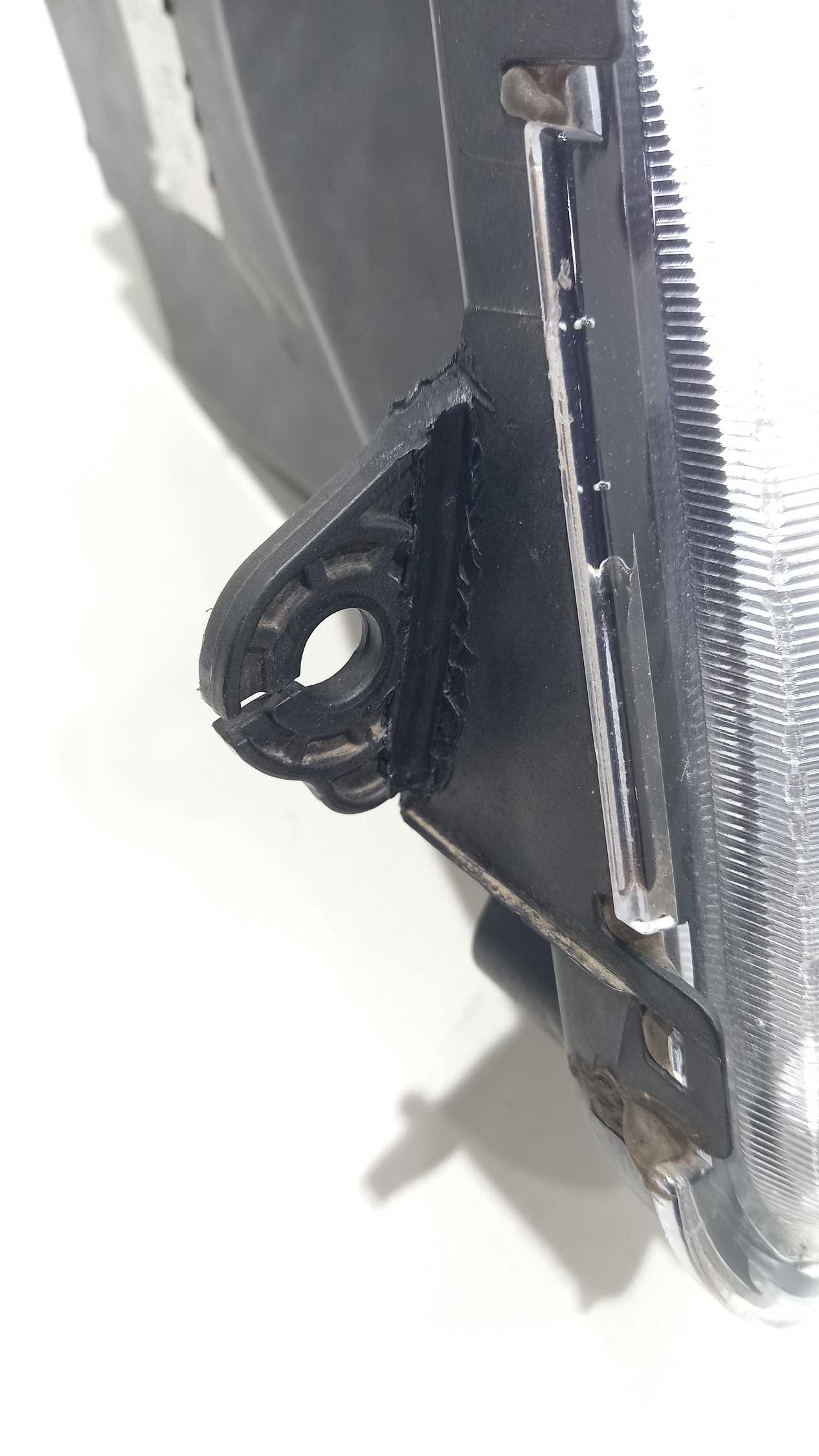 Farol Cromado Esquerdo Gm Onix 2013 – 2016 Original Detalhe 3