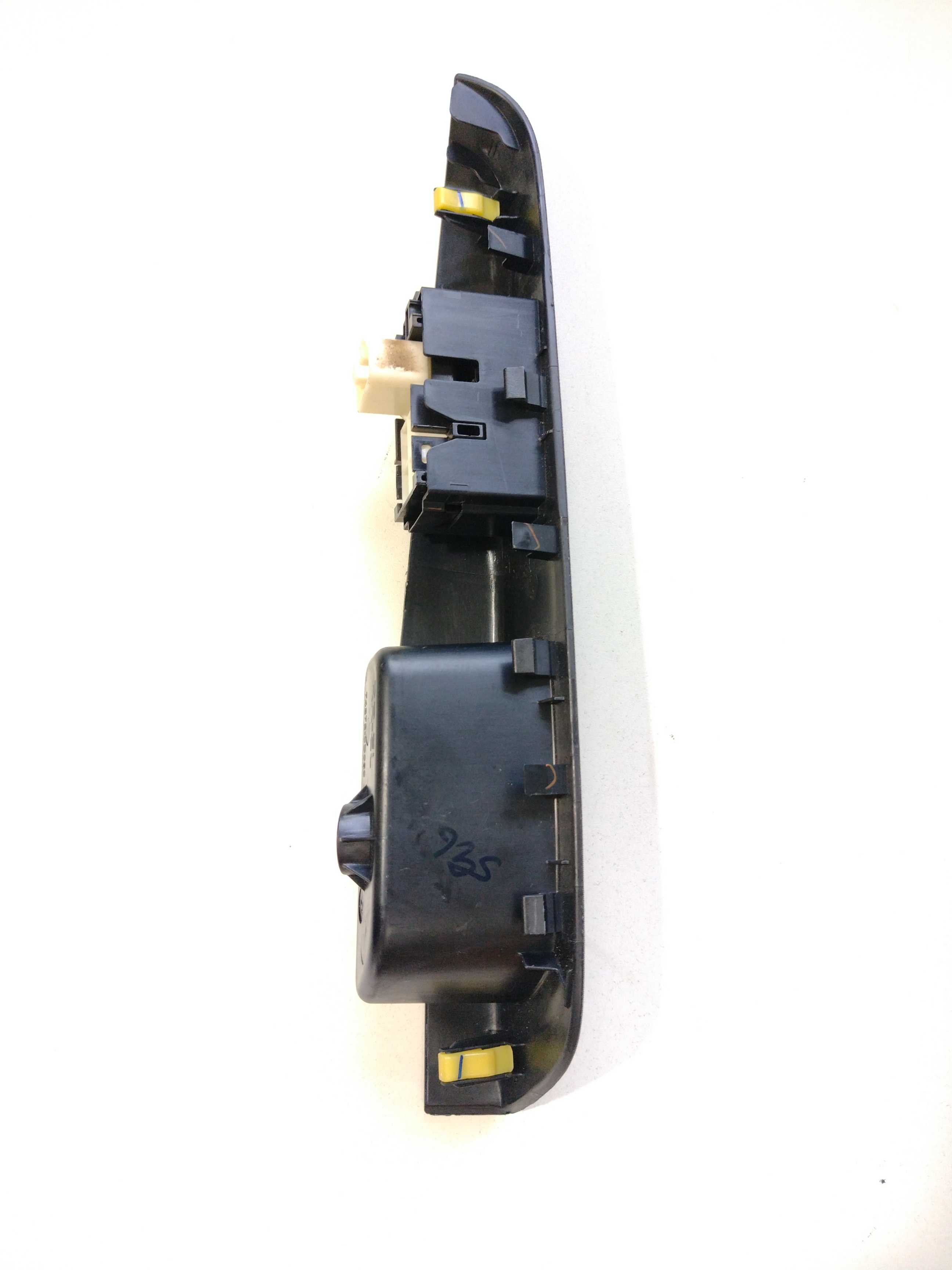 Moldura Botão Vidro Tras Esq Etios 2015  742720d080 4