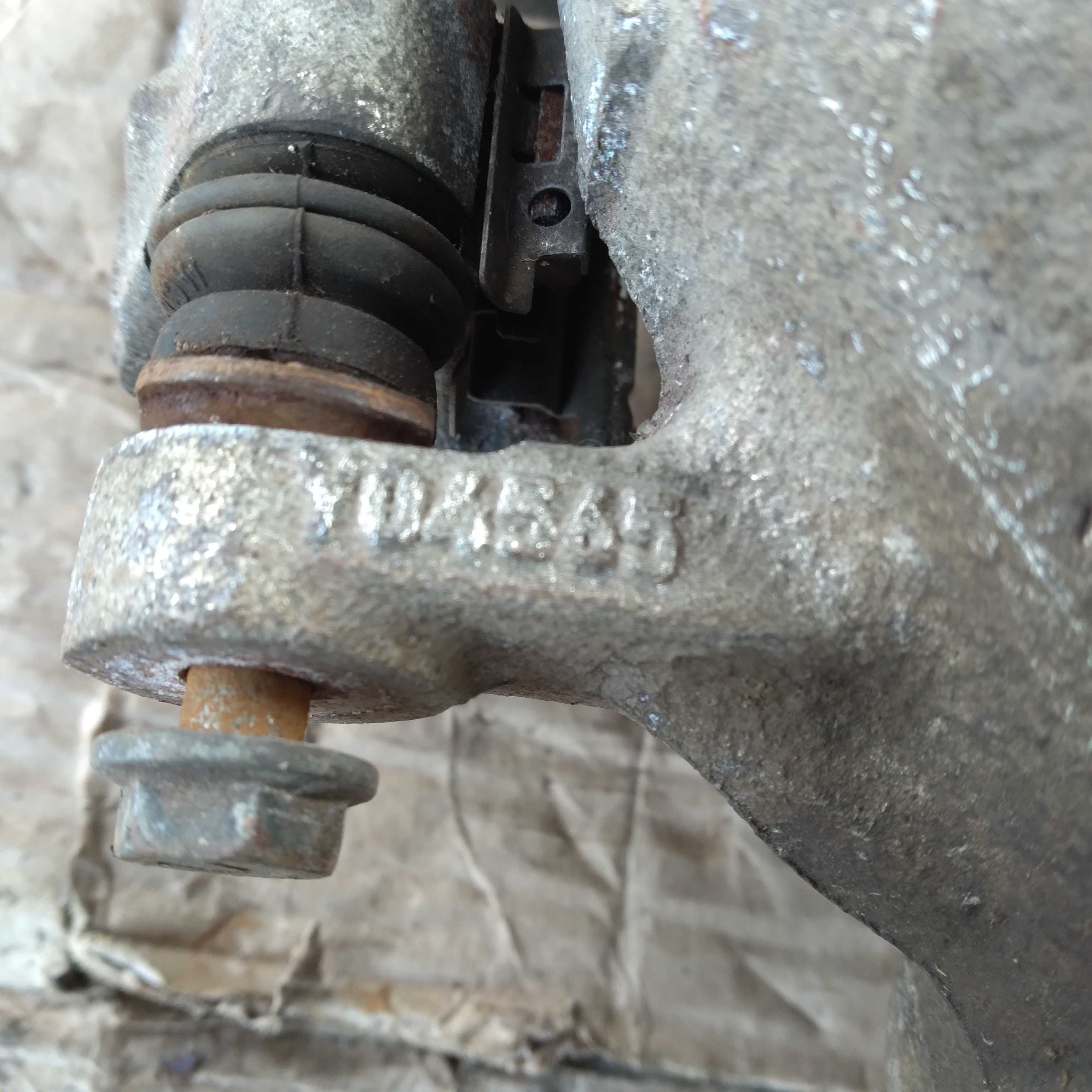 Pinca de freio dianteiro esquerdo Peugeot 308 2.0 / 1.6 1