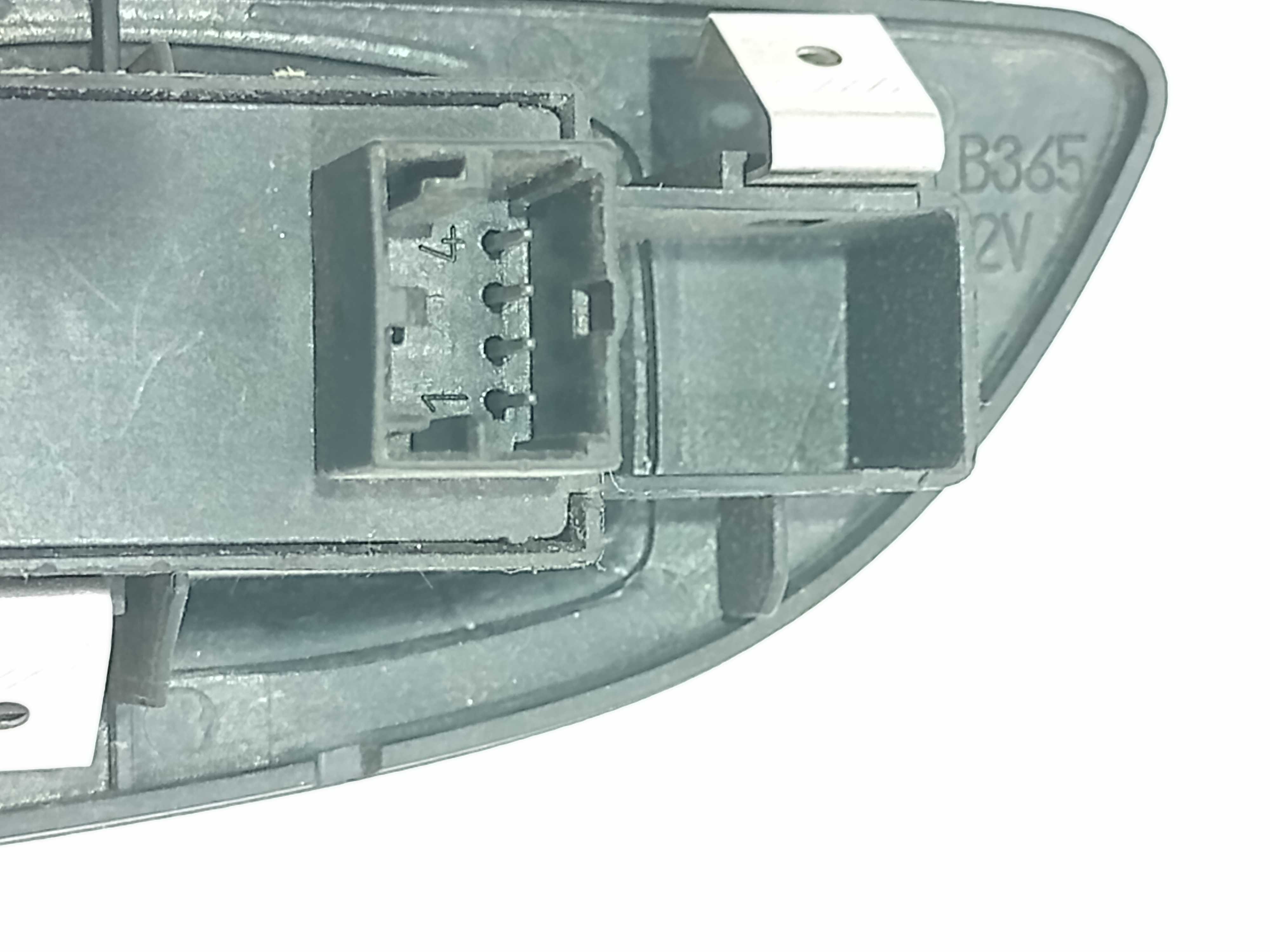 Moldura E Botão Vidro Elétrico Tras Esq Fiat Bravo 2012 3
