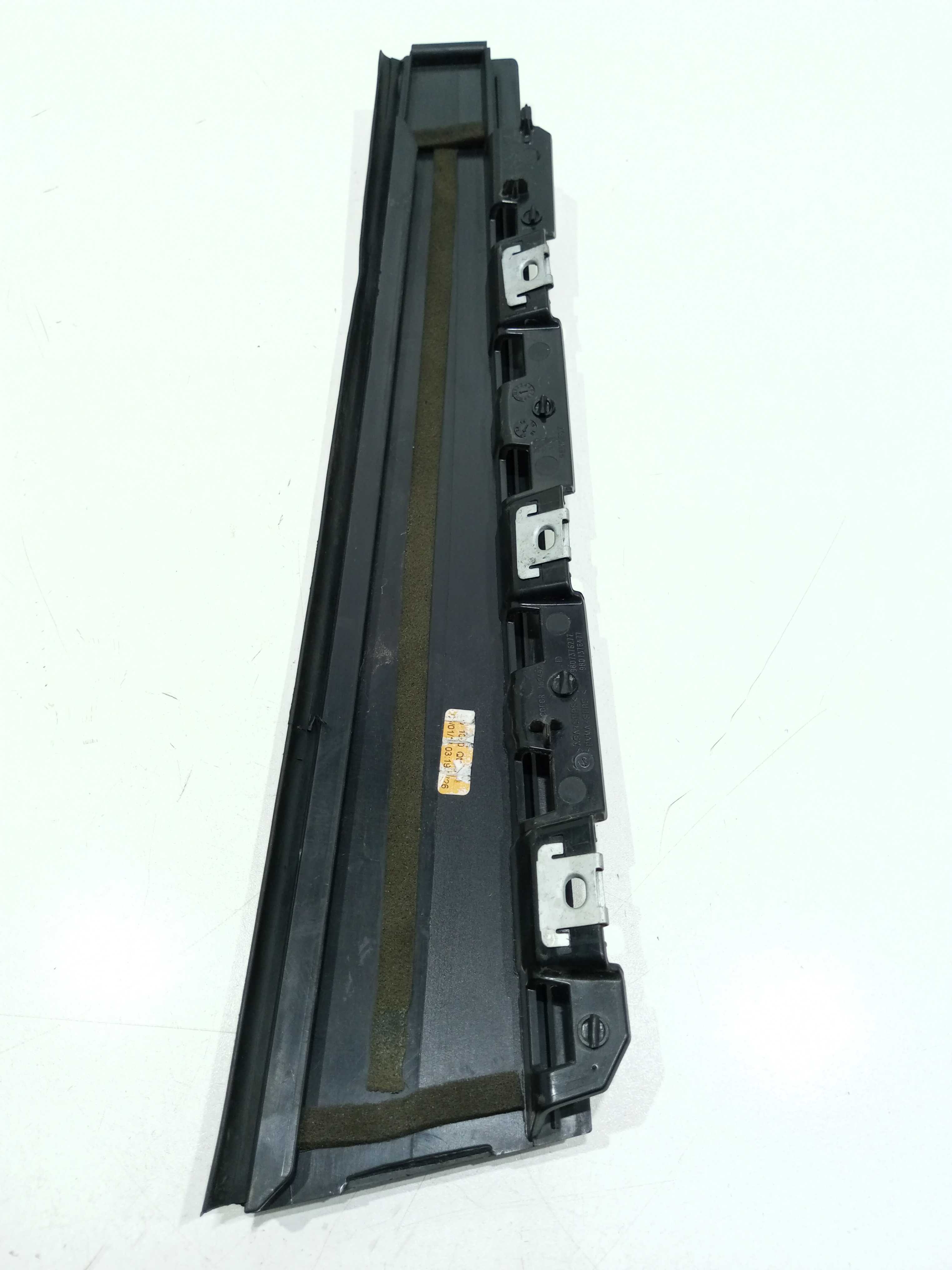 Moldura Coluna Porta Traseira Direita Peugeot 2008 1.6 2018 Preto 3
