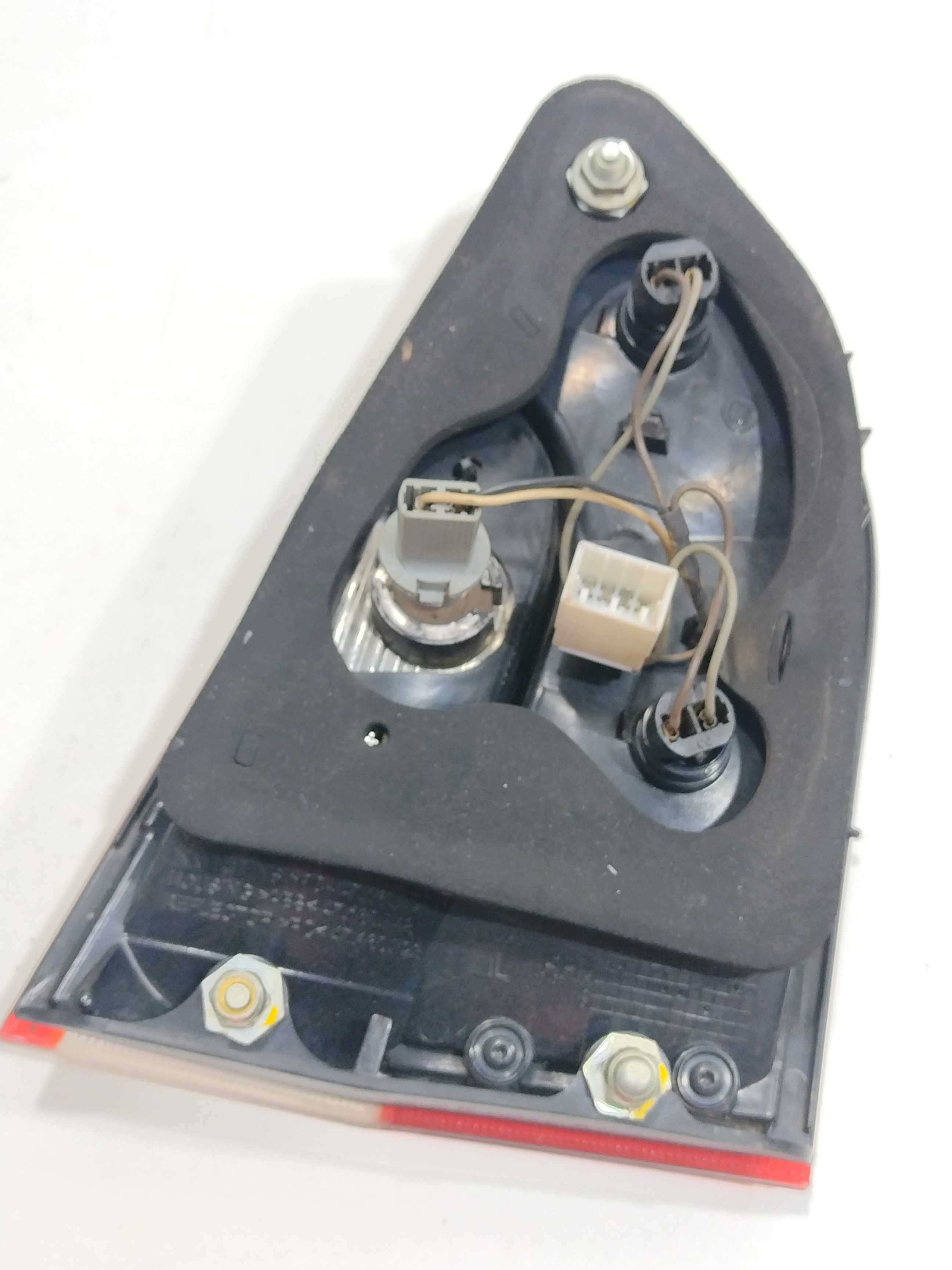 Lanterna Direita Da Tampa Traseira Fiat Grand Siena 2013 3