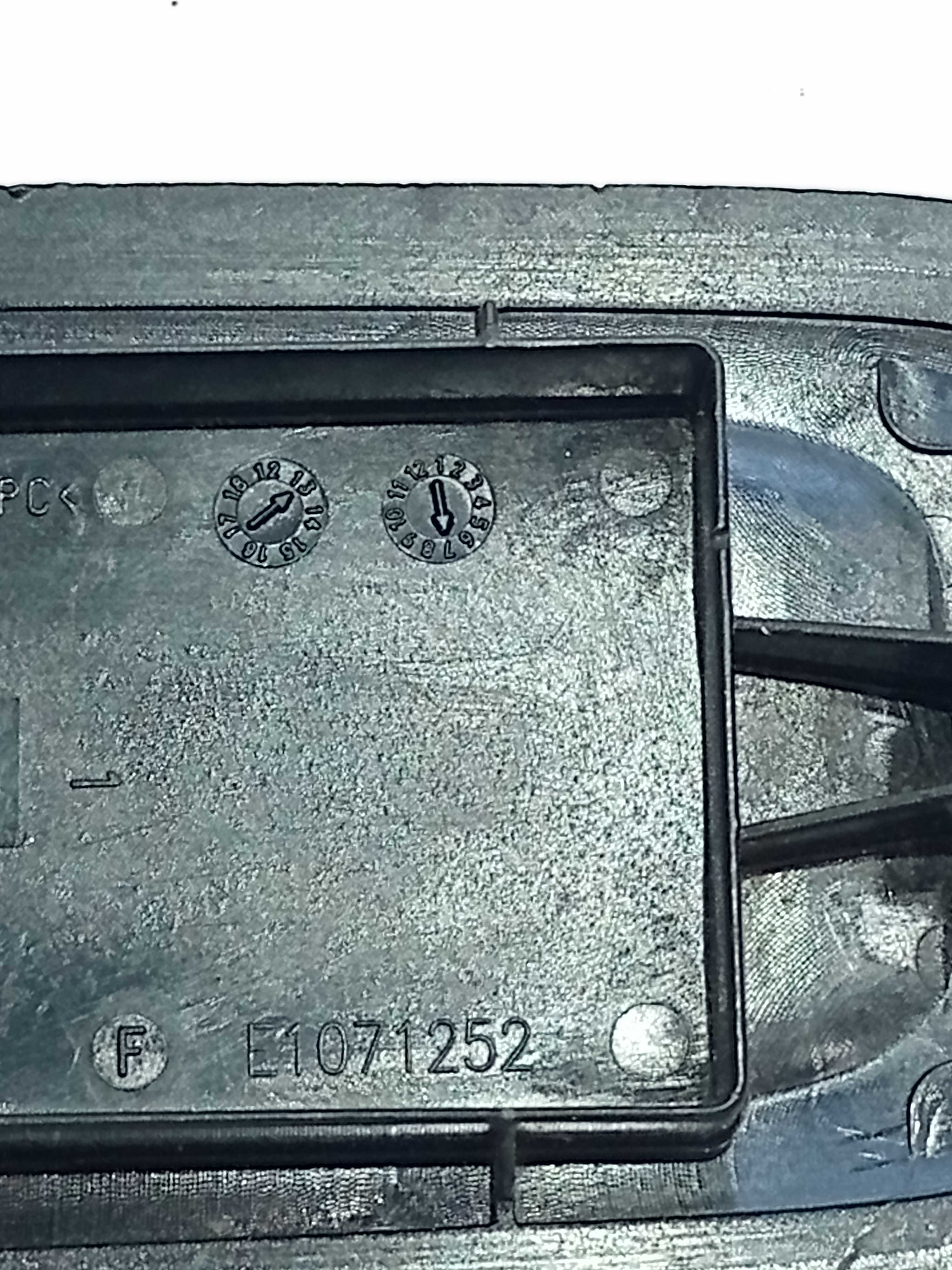 Moldura E Botão Vidro Elétrico Diant Dir Peugeot 208 2014 3