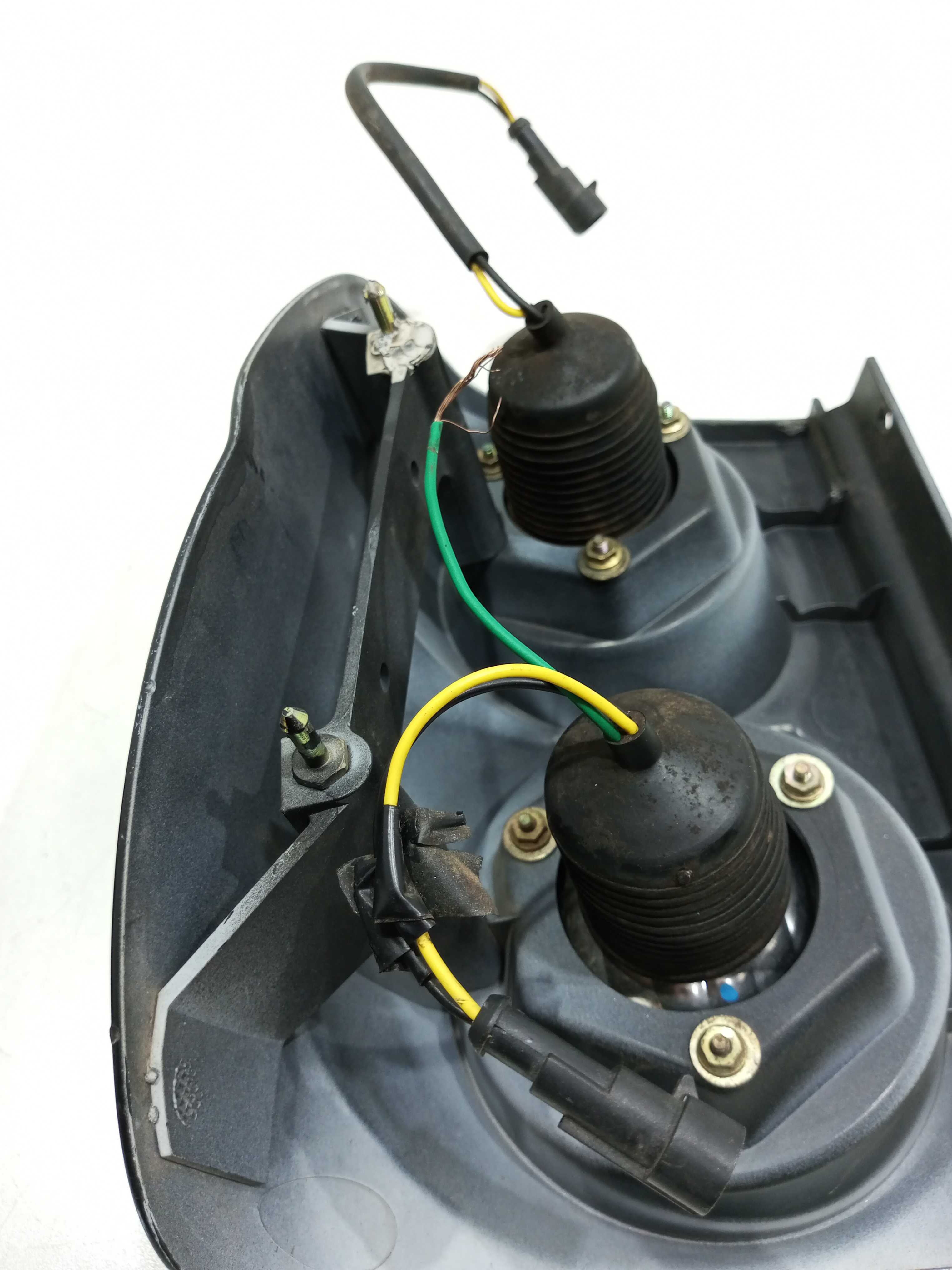 Lanterna Lado Direito Mitsubishi Pajero Tr4 2007 Detalhes 5