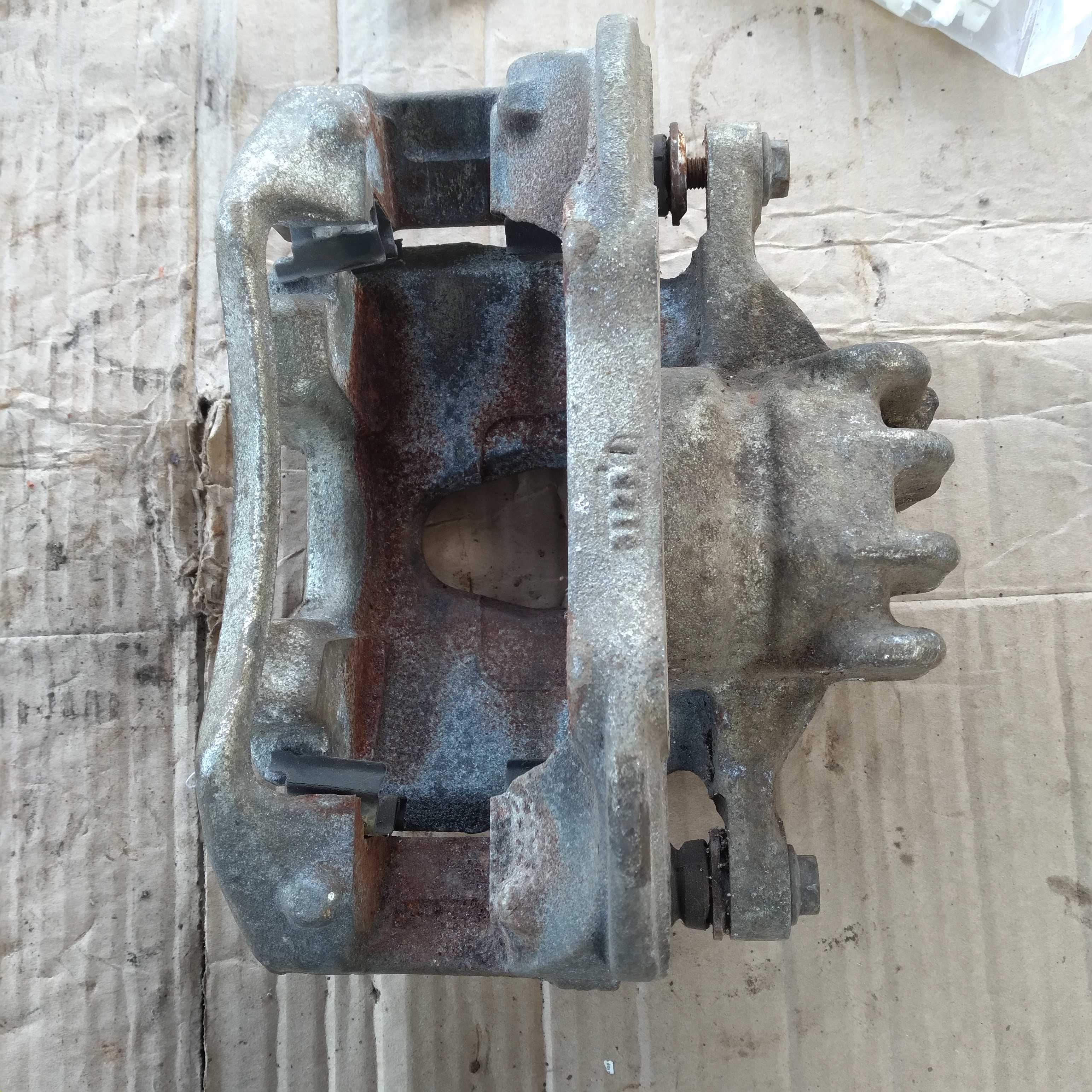 Pinca de freio dianteiro esquerdo Peugeot 308 2.0 / 1.6 2