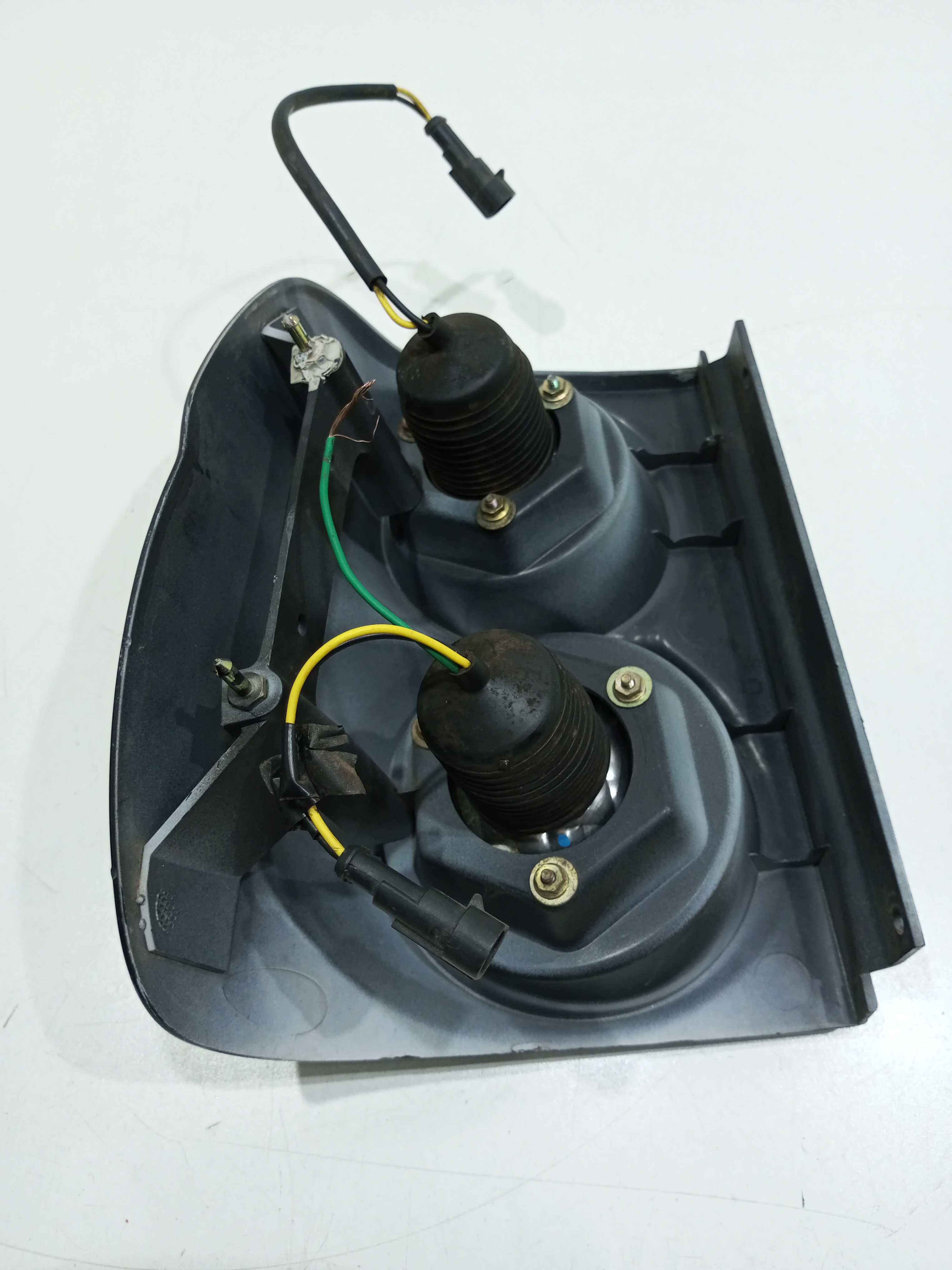 Lanterna Lado Direito Mitsubishi Pajero Tr4 2007 Detalhes 4
