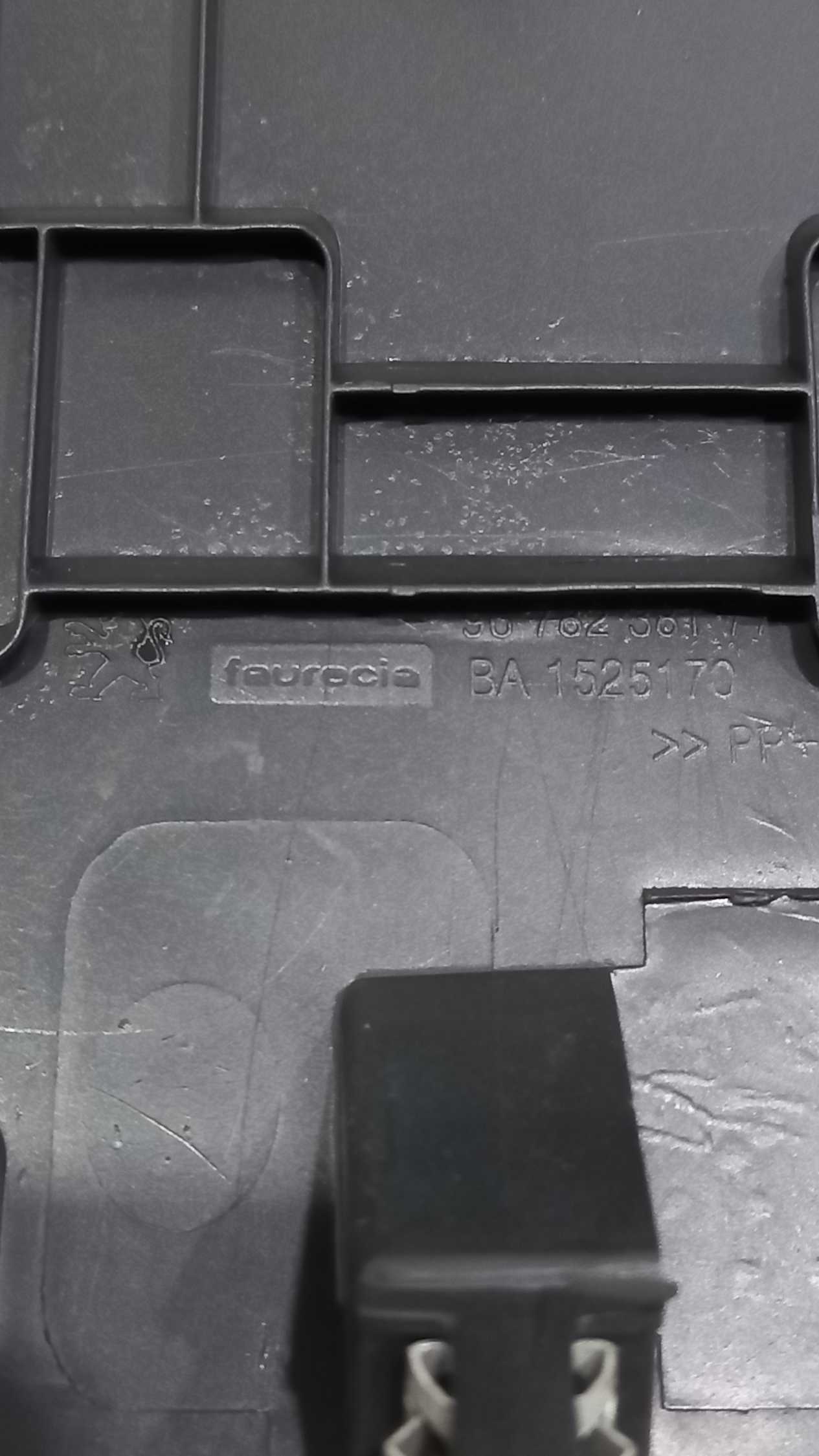 Tampa Da Caixa Fusíveis Peugeot 208 2014 3