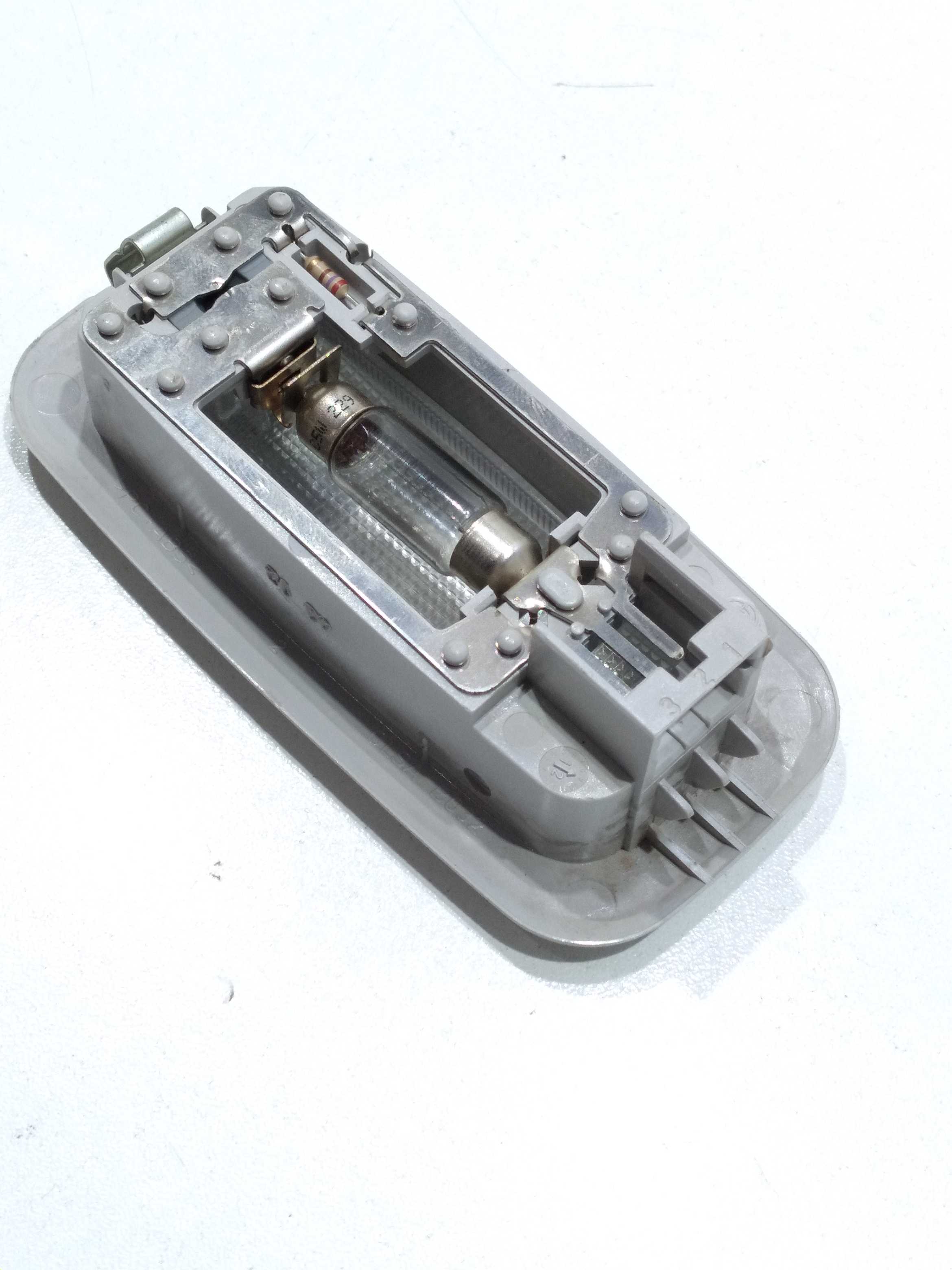 Luz De Teto Lateral Esquerda Fiat Siena Essenc 1.6 Dl 2013 3