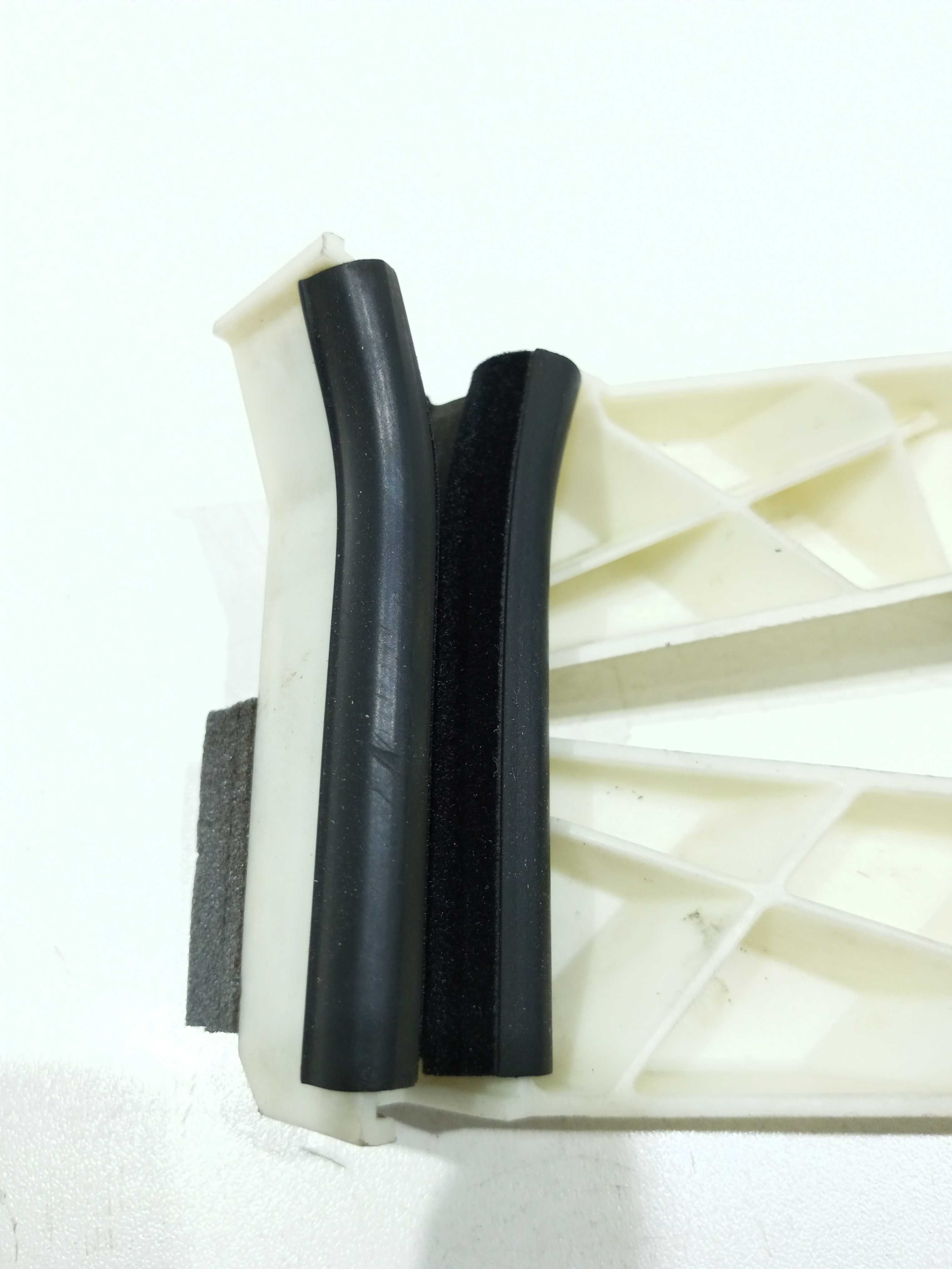 Guia Do Vidro Porta Traseira Direita Peugeot 307 2.0 2004 2