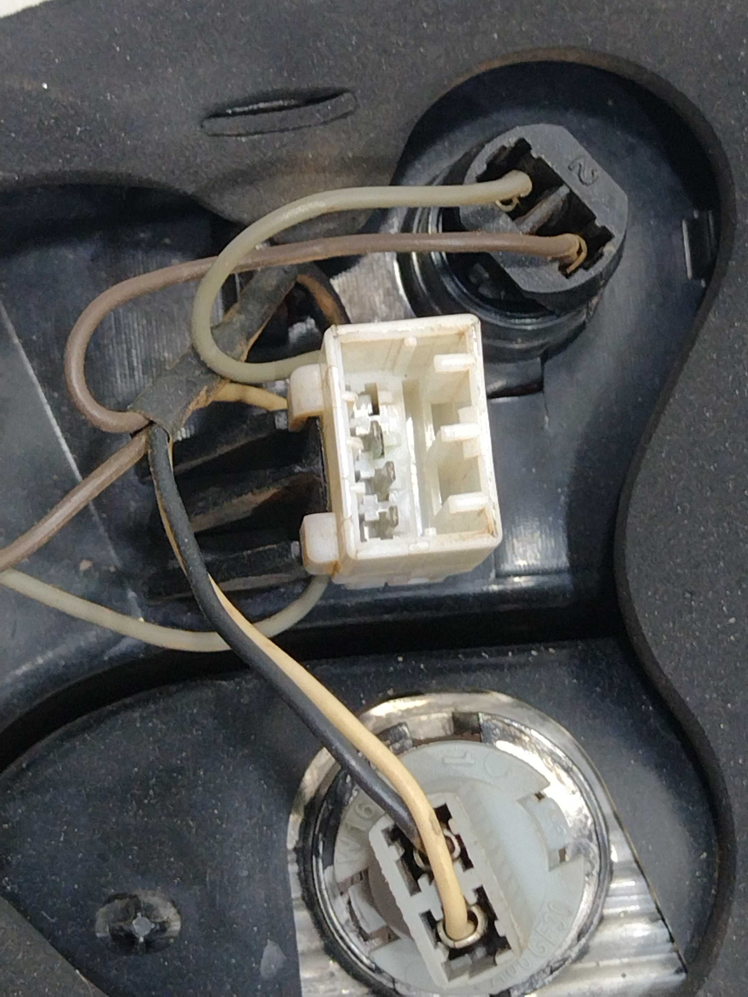 Lanterna Direita Da Tampa Traseira Fiat Grand Siena 2013 6