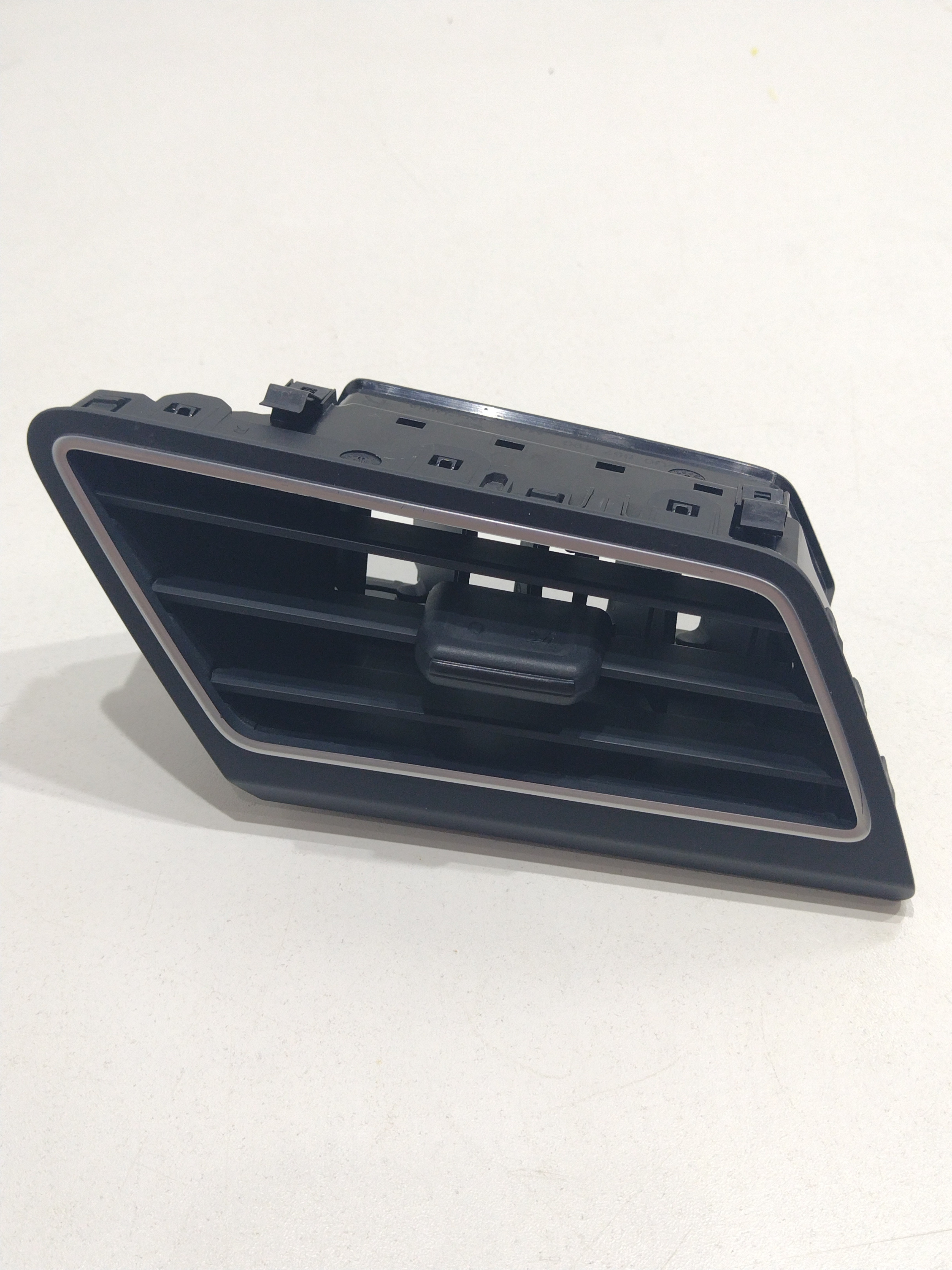 Difusor De Ar Lateral Voyage Vw Lado Direito 2018 1