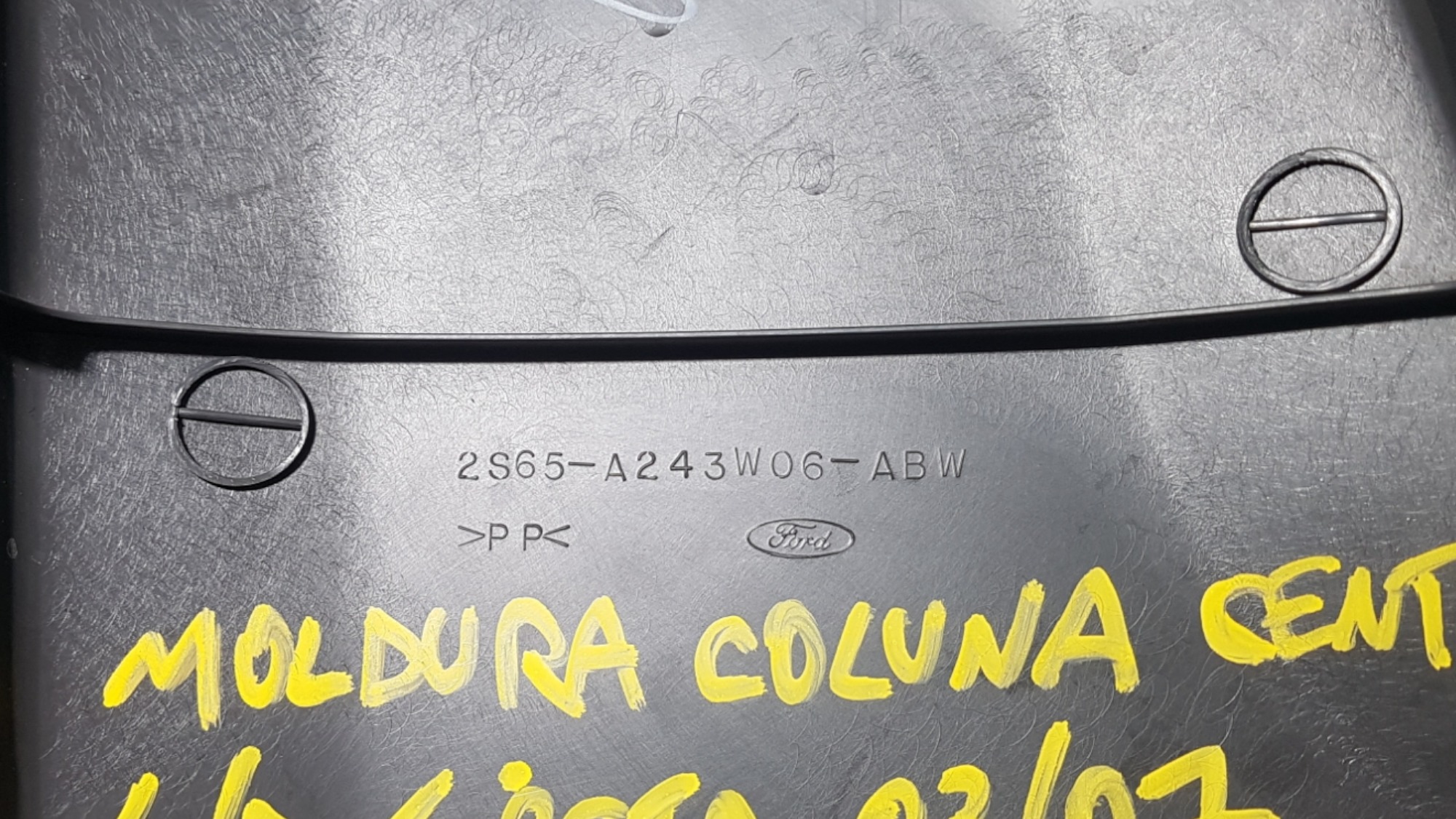 Moldura Coluna Central L. D Ford Fiesta 2003 04 A 2007 9