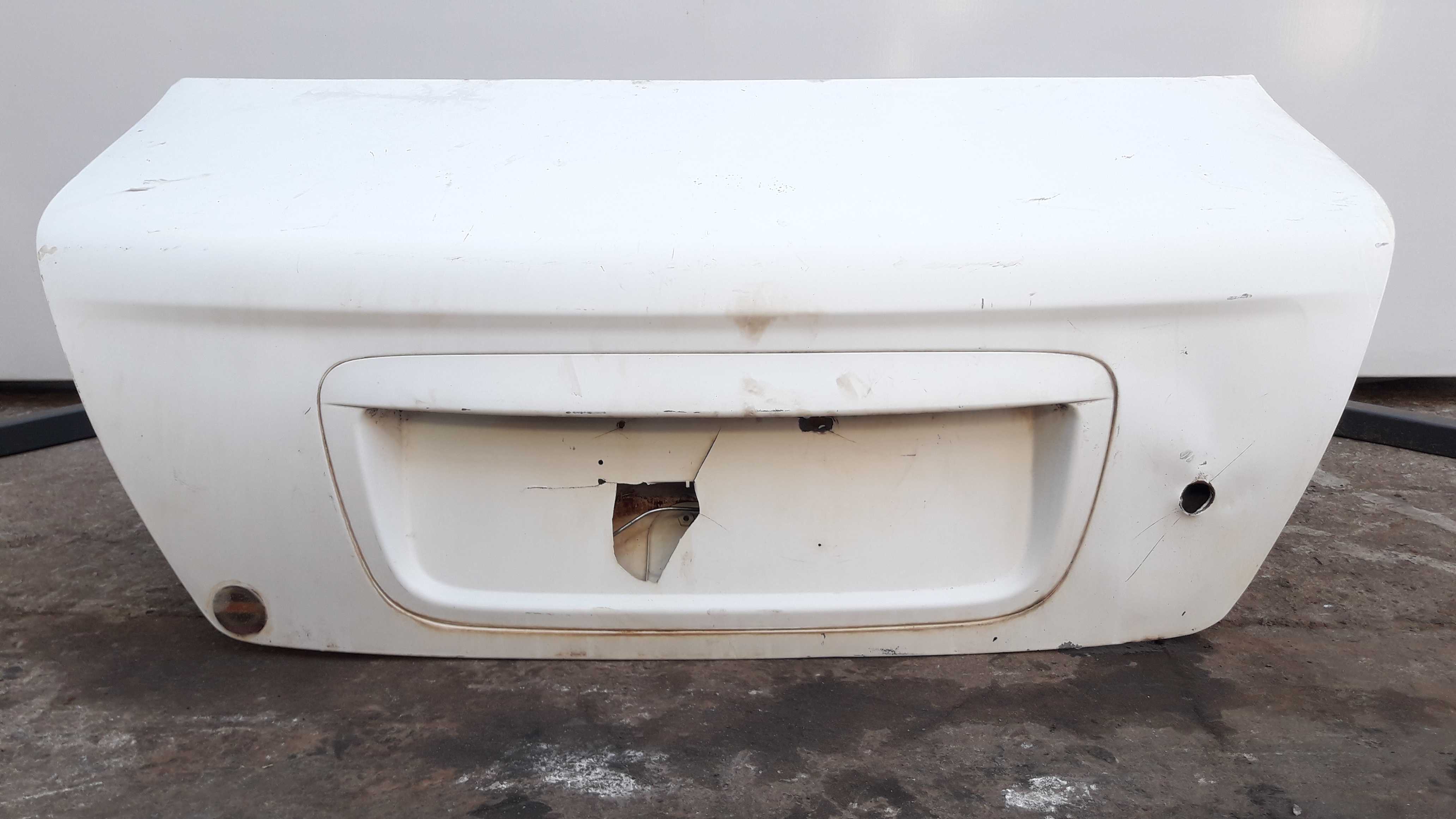 Tampa Traseira Fiat Siena Branco C Avaria Original 1