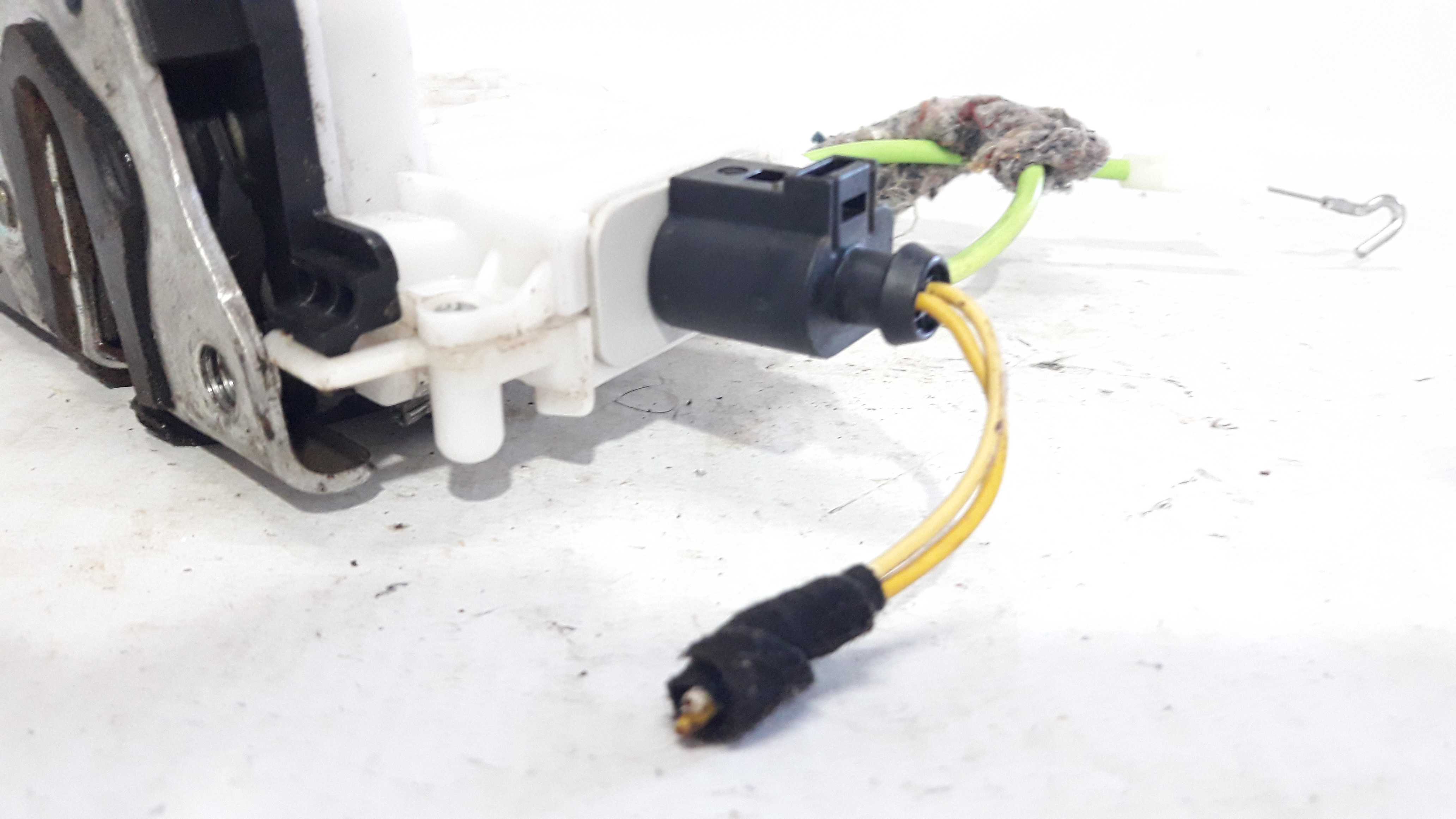 Fechadura Traseira Direita Fox Spacefox 16 A 22 5z4839014ab 4