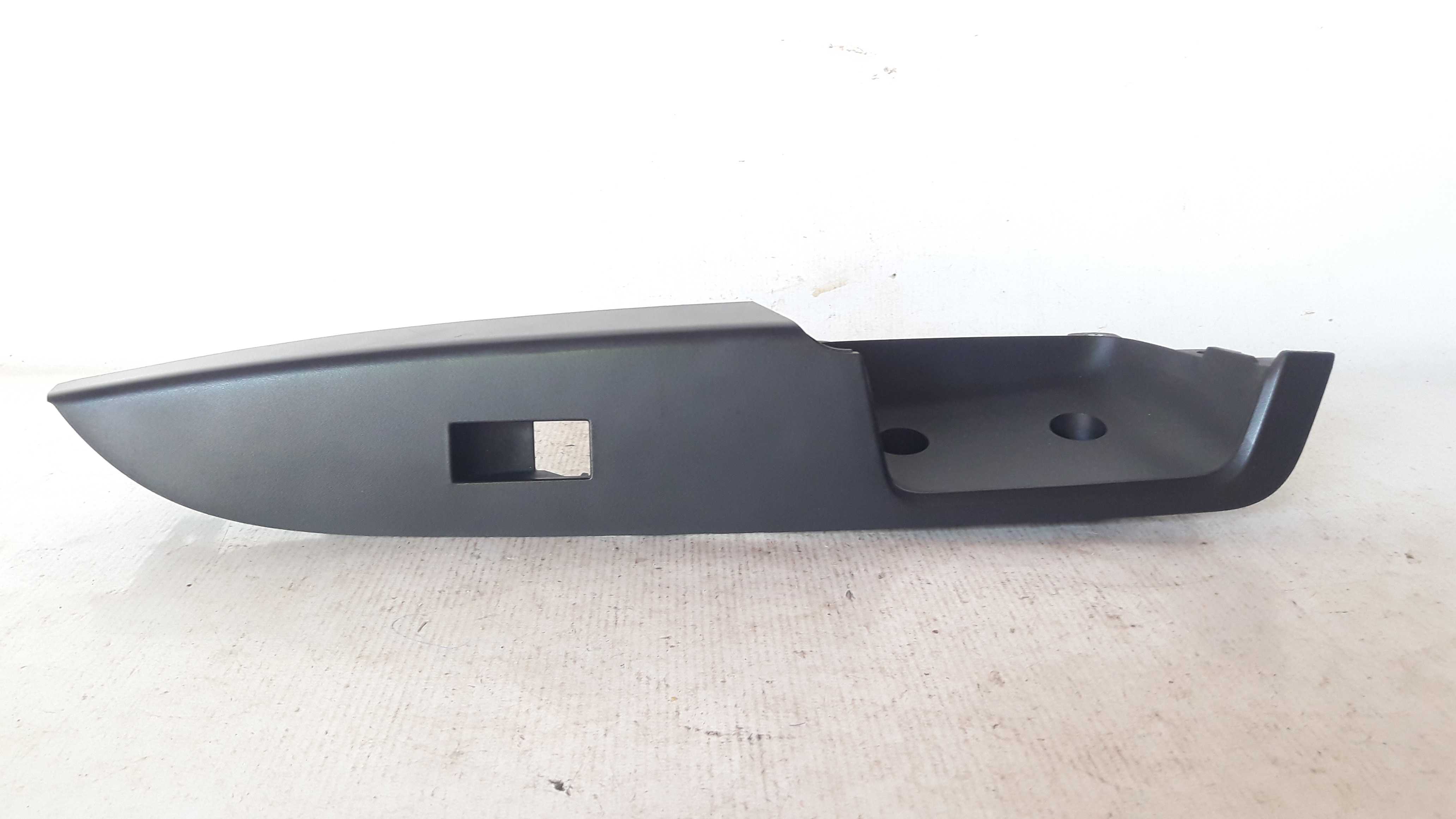 Moldura Botão Vidro Elétrico Traseiro Esquerdo Captiva 09/13