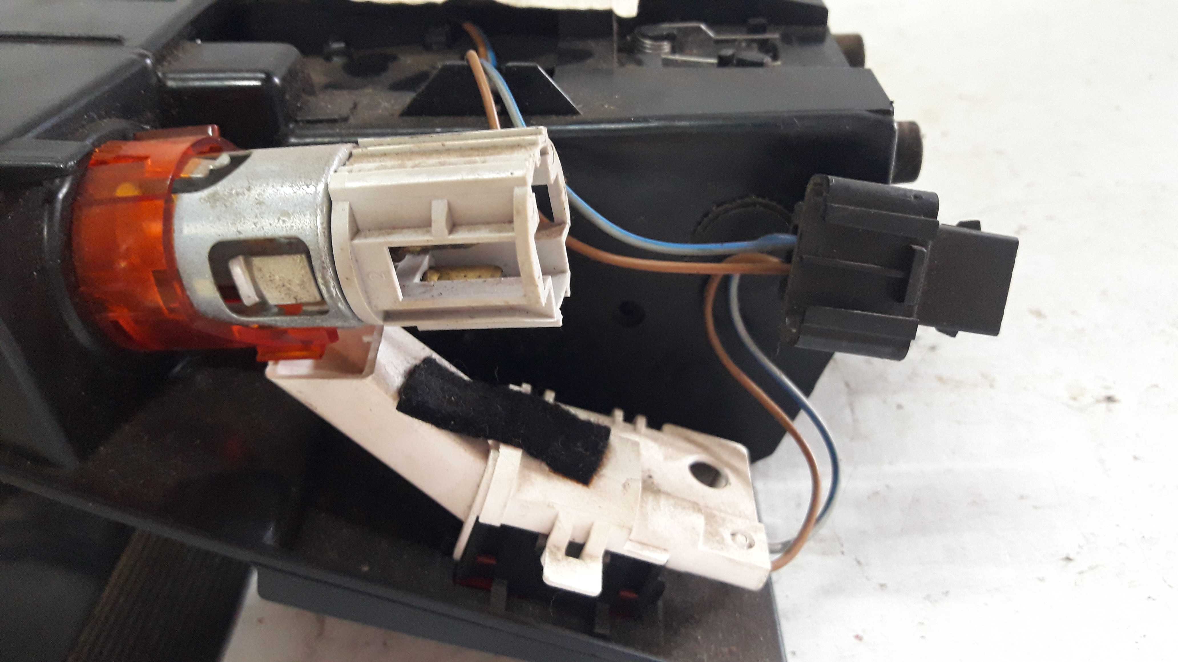 Cinzeiro E Acendedor Audi A3 99 A 06 8l0857951 C Detalhe 9